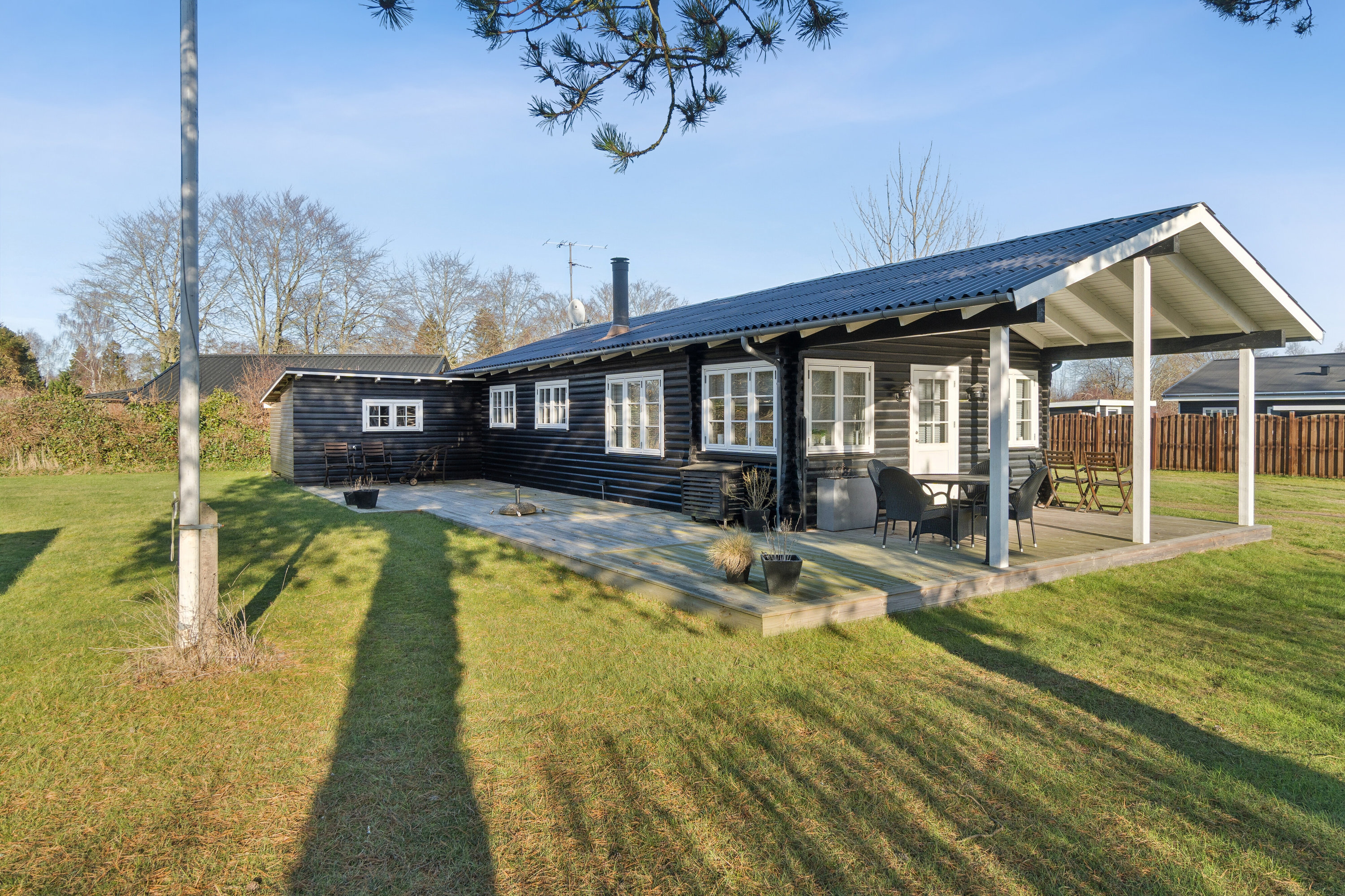 Fremhævet set fra haven billede i fuldskærmstilstand. Billede af Svalevænget 4, 4400 Kalundborg