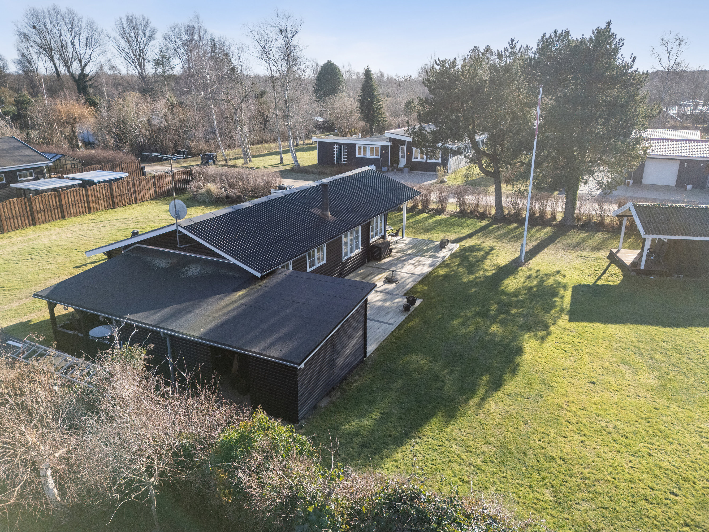 Fremhævet set fra haven billede i fuldskærmstilstand. Billede af Svalevænget 4, 4400 Kalundborg