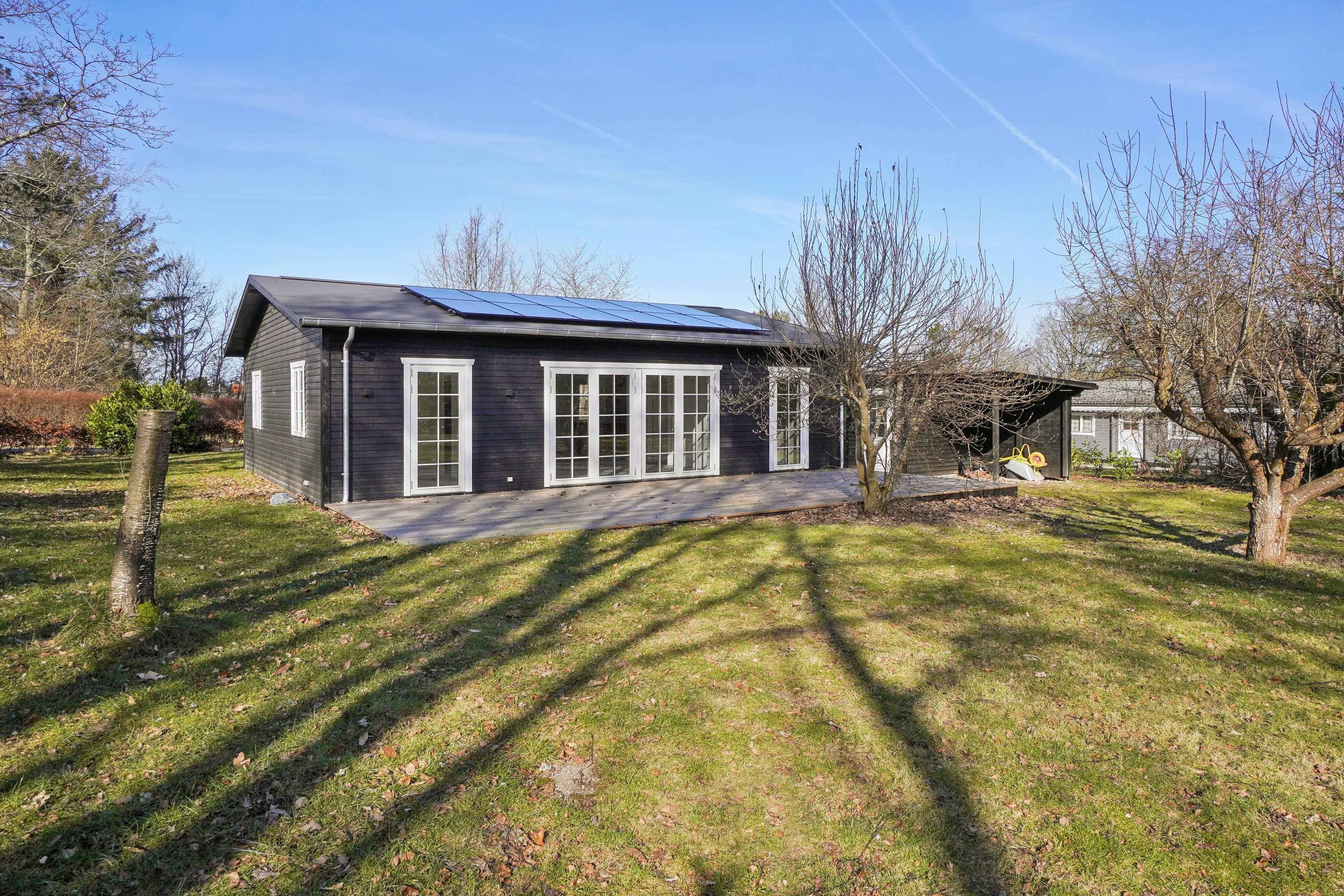 Fremhævet set fra haven billede i fuldskærmstilstand. Billede af Hans Kurtsvej 24, Evetofte, 3370 Melby