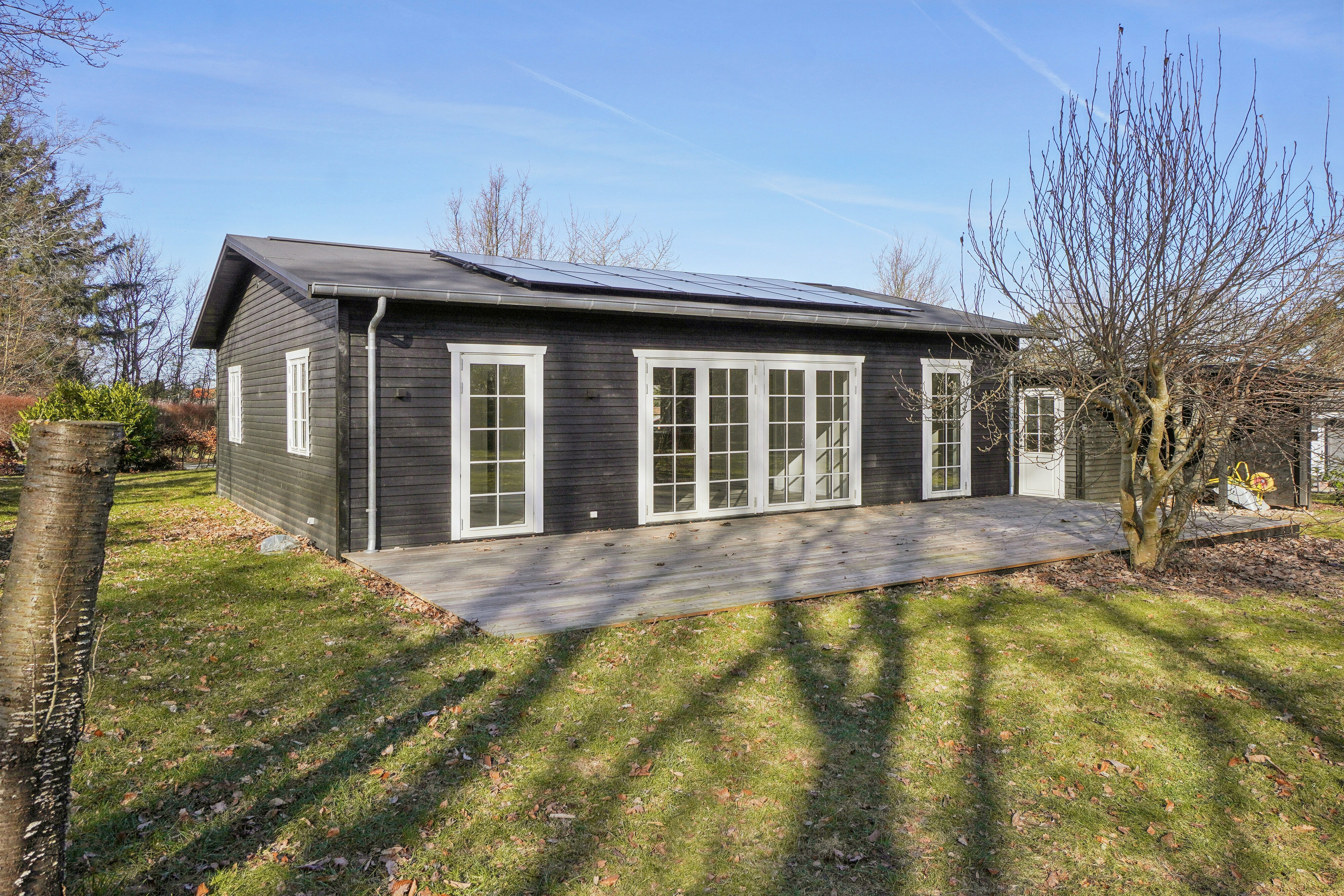 Fremhævet set fra haven billede i fuldskærmstilstand. Billede af Hans Kurtsvej 24, Evetofte, 3370 Melby