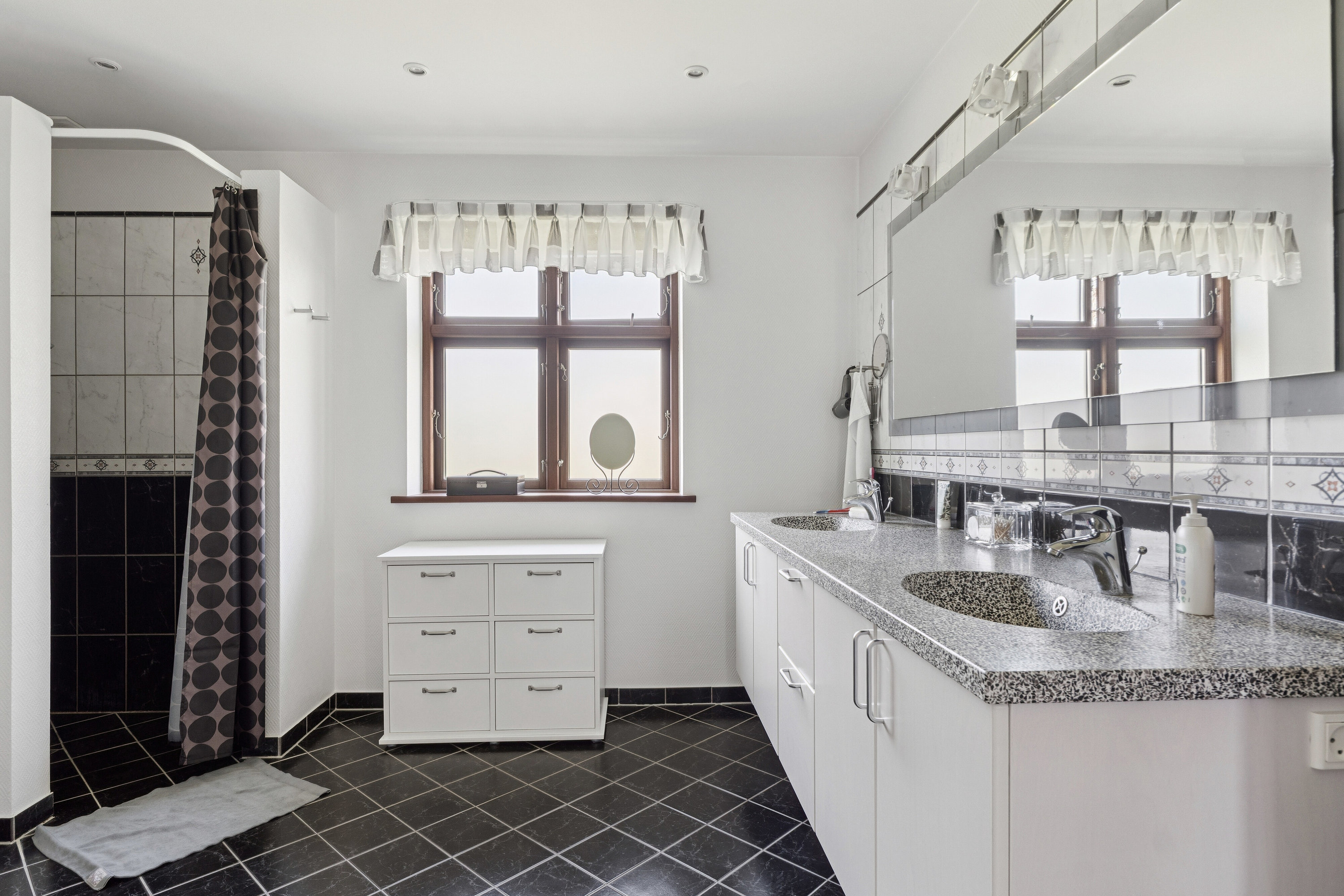 Fremhævet badeværelse billede i fuldskærmstilstand. Billede af Ilbro Byvej 108, 9800 Hjørring