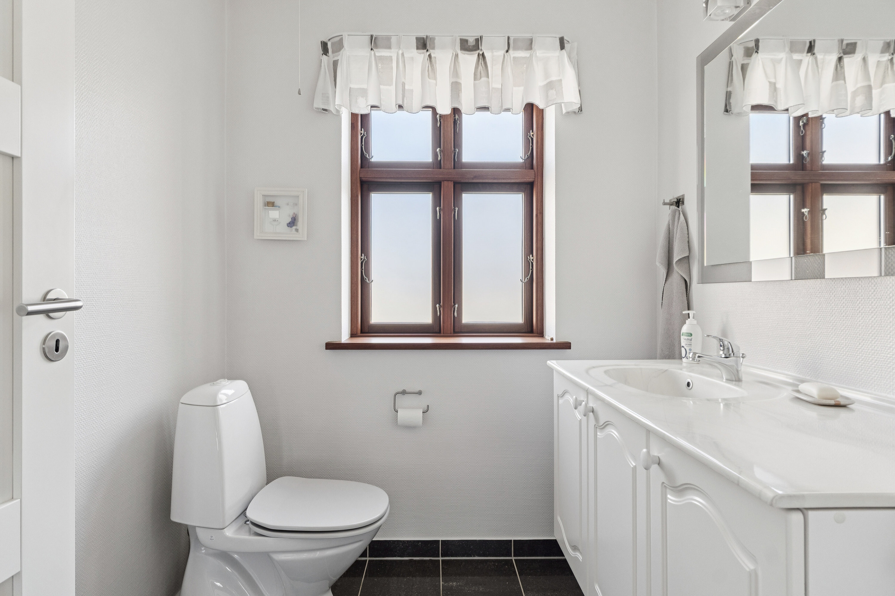 Fremhævet badeværelse billede i fuldskærmstilstand. Billede af Ilbro Byvej 108, 9800 Hjørring