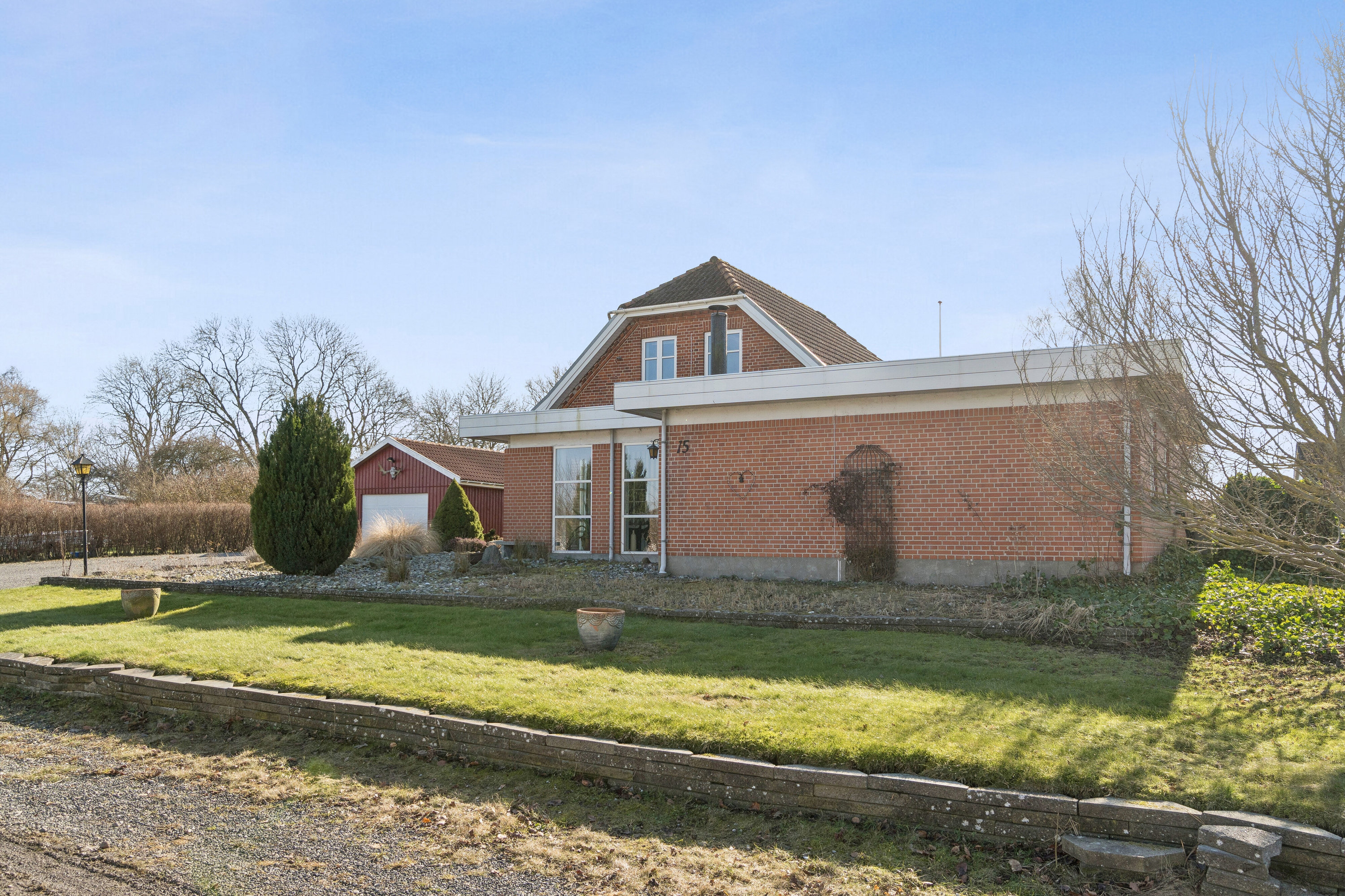 Fremhævet set fra haven billede i fuldskærmstilstand. Billede af Levetoftevej 15, 4690 Haslev