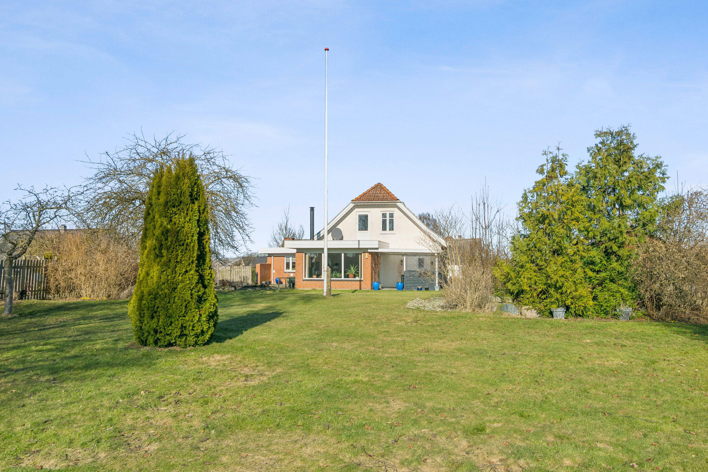 Fremhævet set fra haven billede i fuldskærmstilstand. Billede af Levetoftevej 15, 4690 Haslev