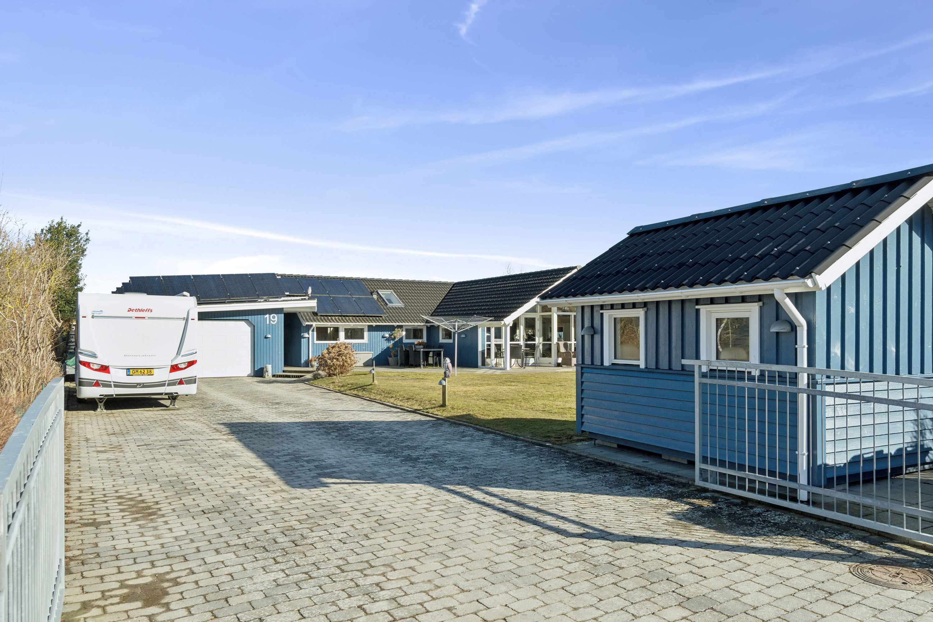 Fremhævet set fra haven billede i fuldskærmstilstand. Billede af Engtoften 19, Kelstrup, 4200 Slagelse