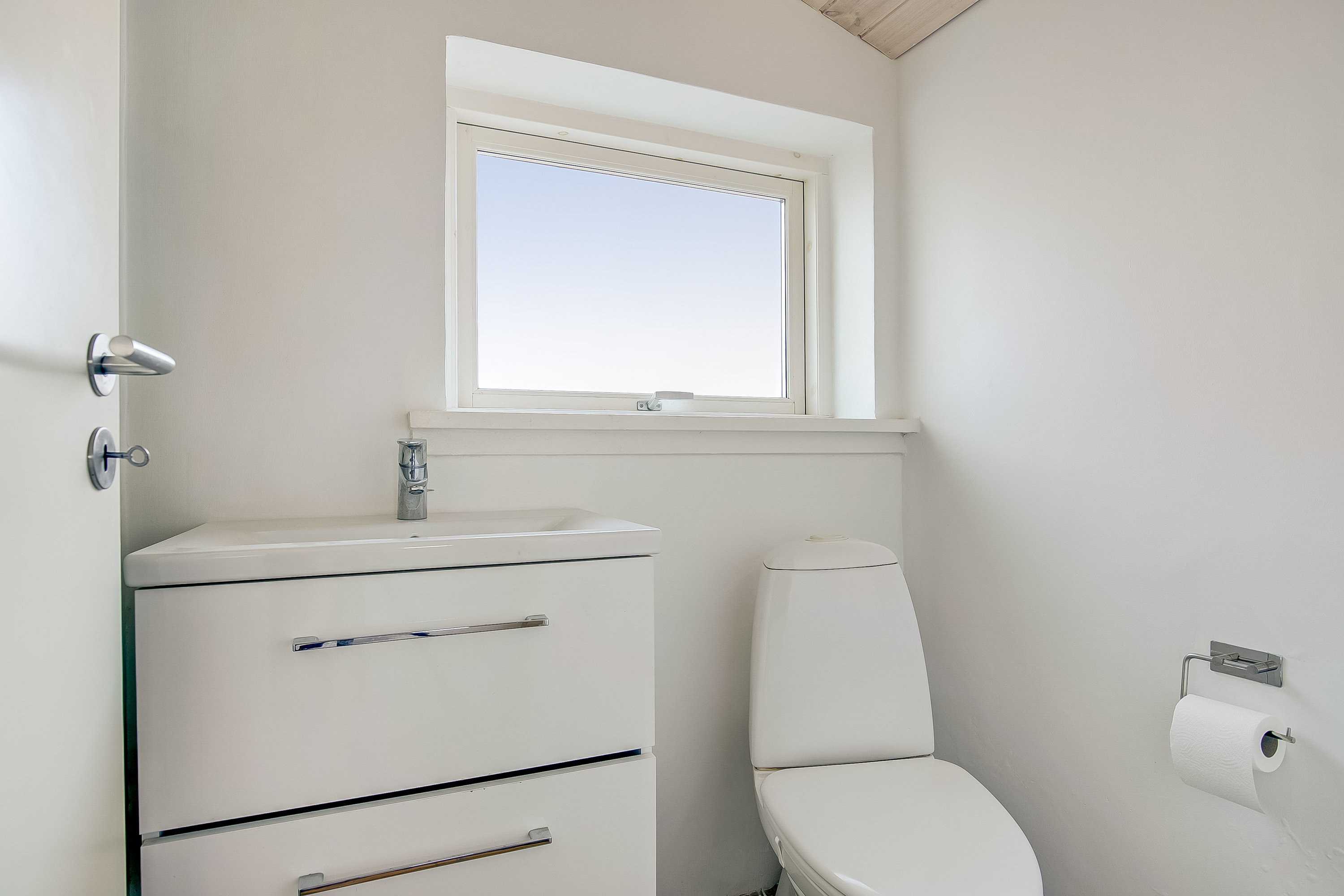 Fremhævet toilet billede i fuldskærmstilstand. Billede af Gl. Bjært 34, 6091 Bjert