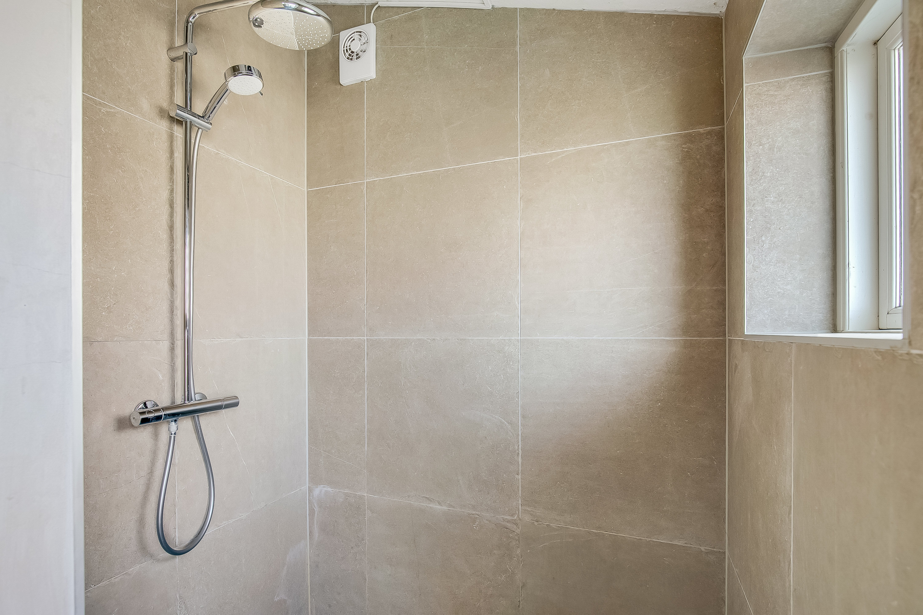 Fremhævet badeværelse billede i fuldskærmstilstand. Billede af Gl. Bjært 34, 6091 Bjert