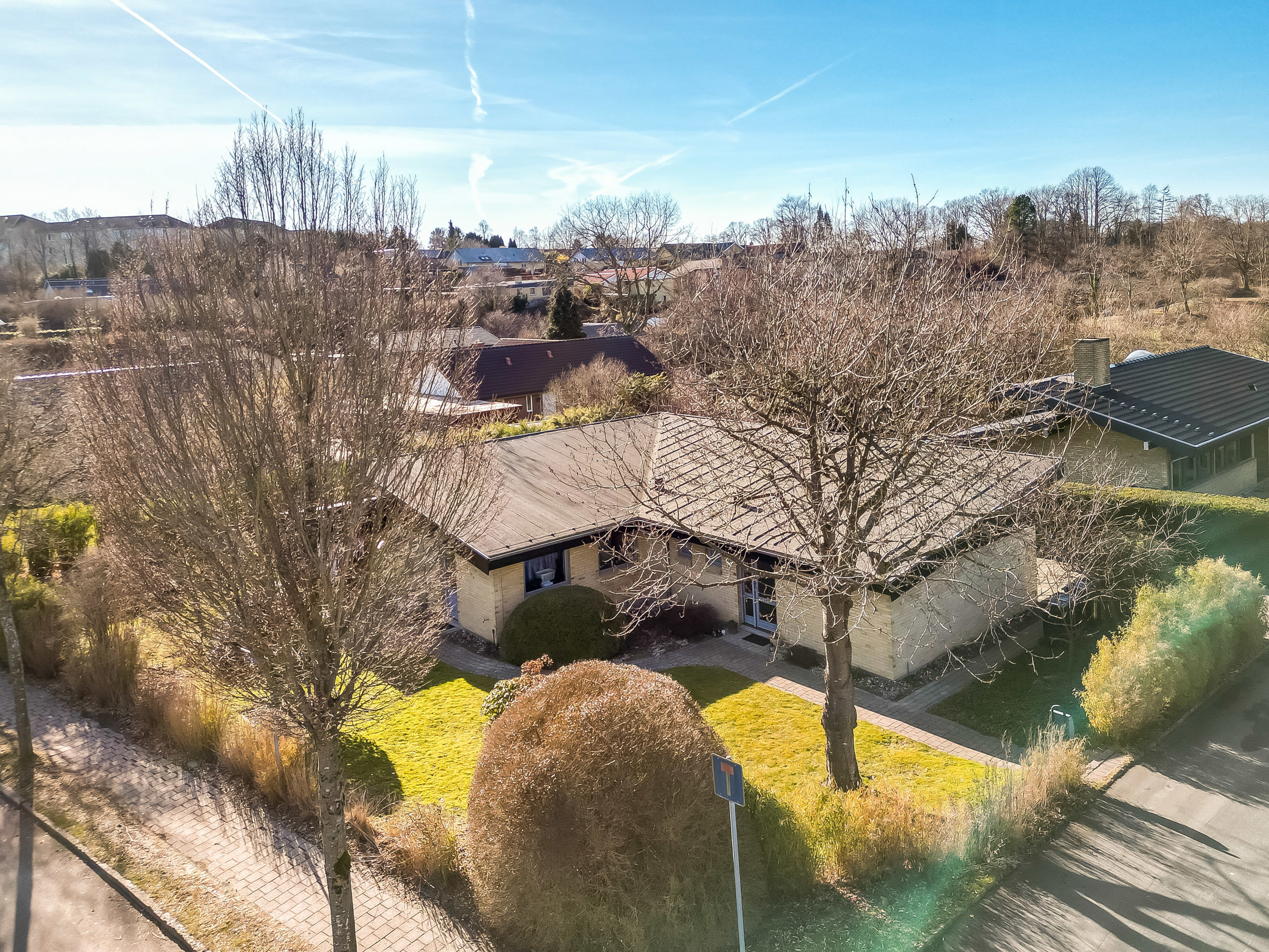 Miniaturebillede 1: facade. Billede af Hjortespringet 1, 3400 Hillerød