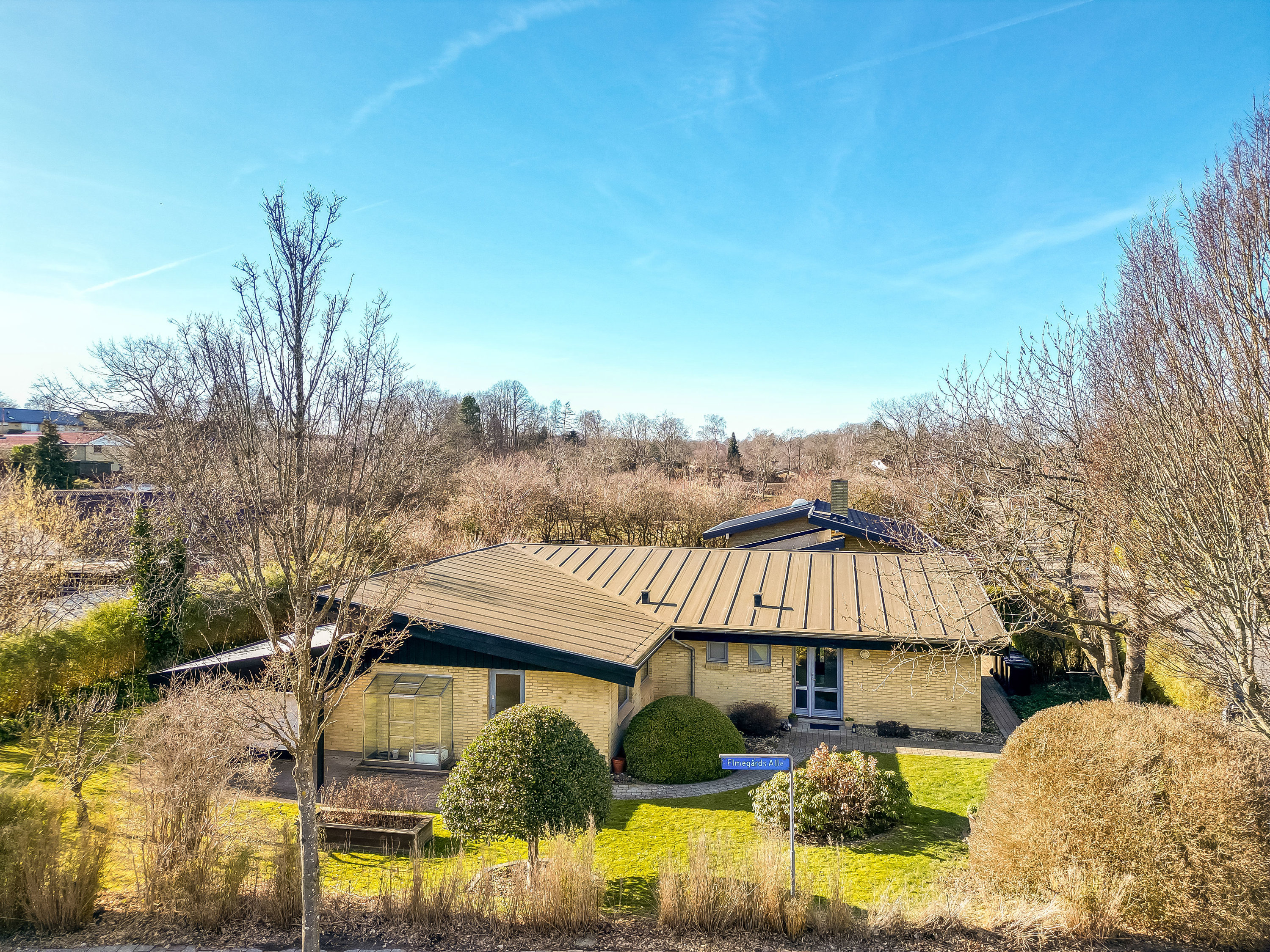 Fremhævet facade billede i fuldskærmstilstand. Billede af Hjortespringet 1, 3400 Hillerød