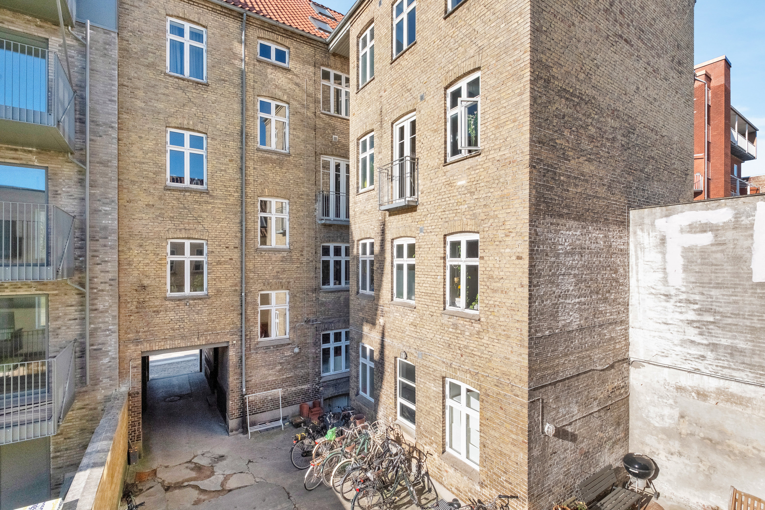Fremhævet bag facade billede i fuldskærmstilstand. Billede af Nørrebrogade 18, 2., 8000 Aarhus C
