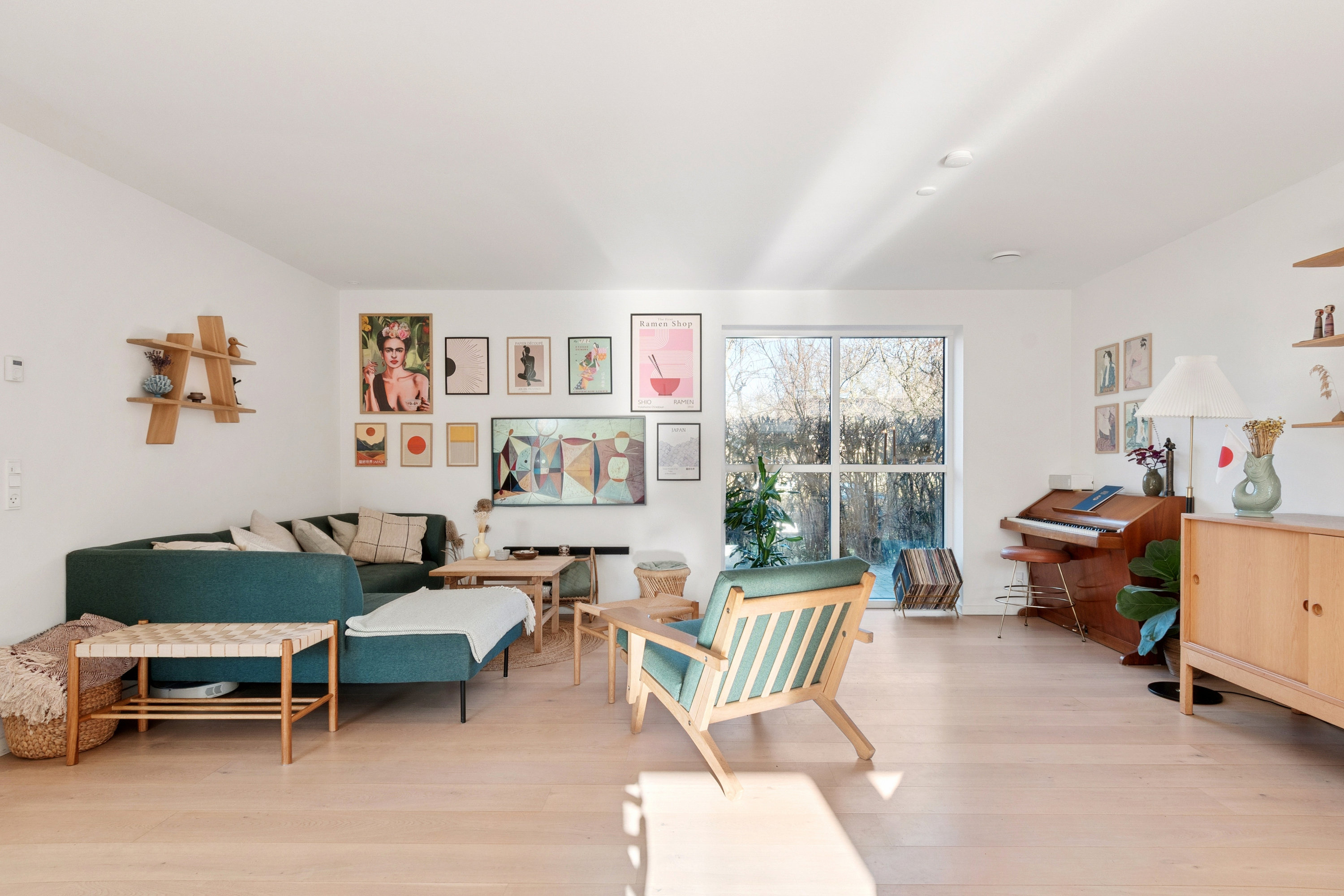 Fremhævet stue billede i fuldskærmstilstand. Billede af Akacievej 8A, 2791 Dragør