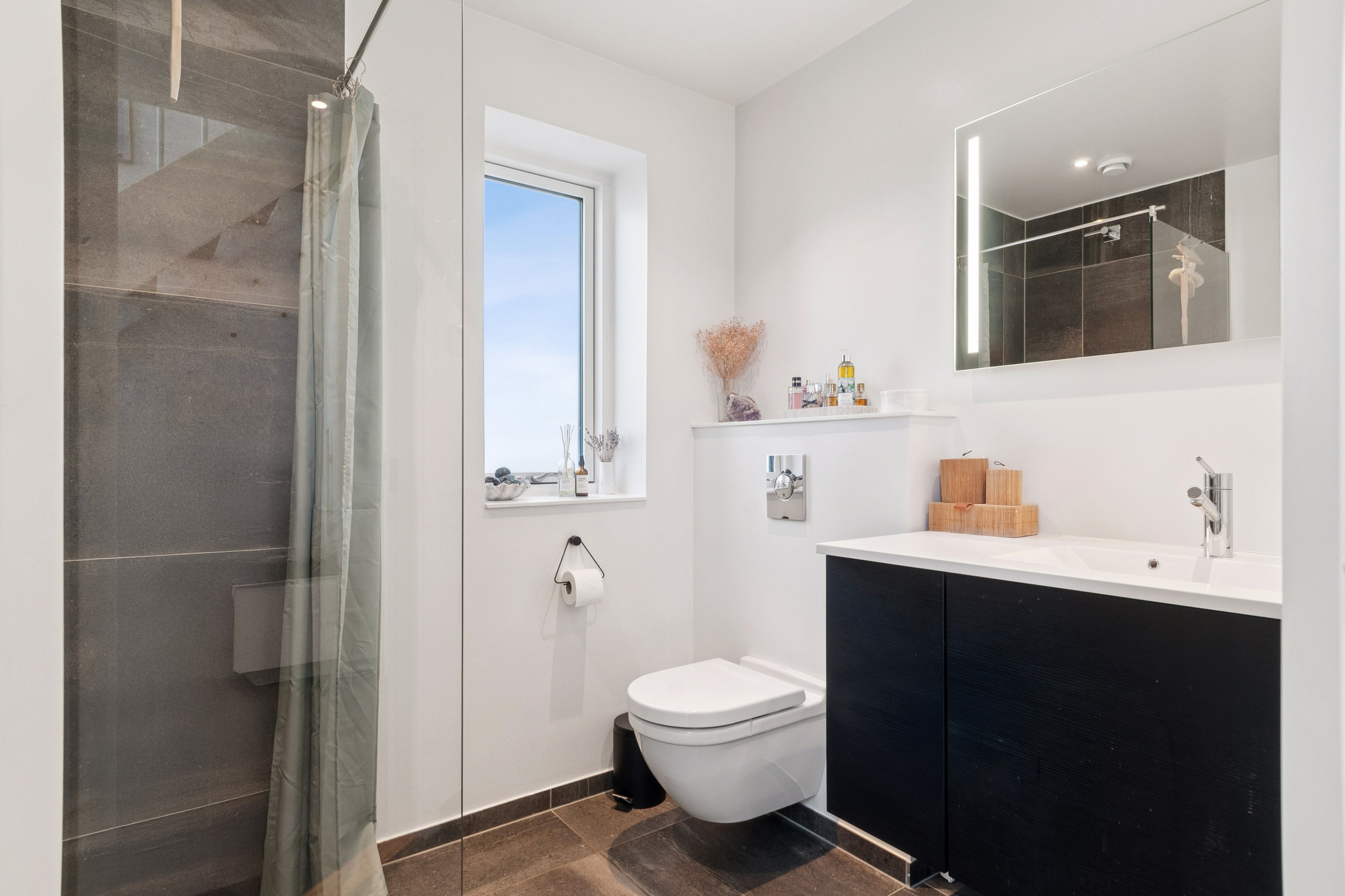 Fremhævet badeværelse billede i fuldskærmstilstand. Billede af Akacievej 8A, 2791 Dragør