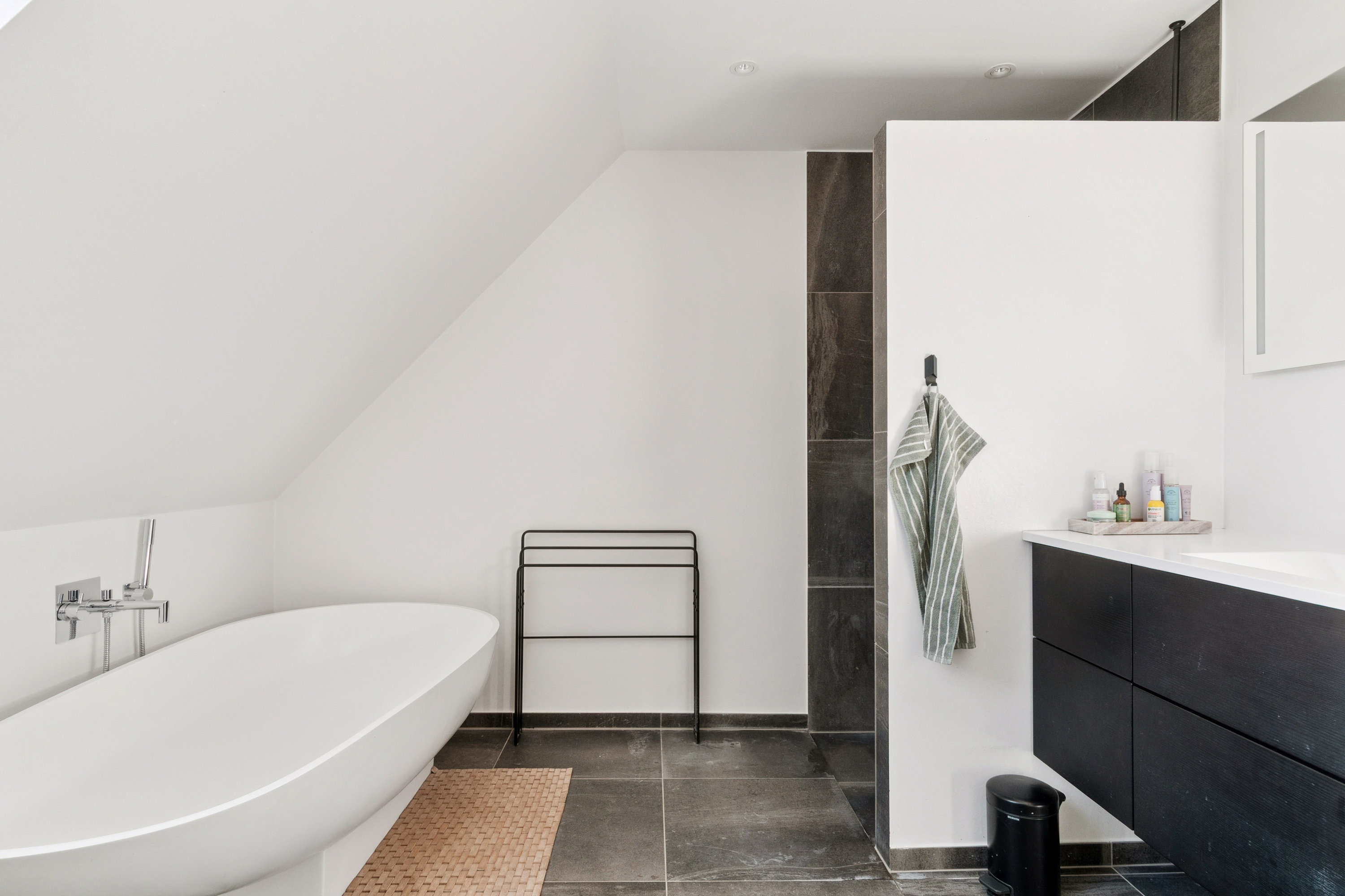 Fremhævet badeværelse billede i fuldskærmstilstand. Billede af Akacievej 8A, 2791 Dragør