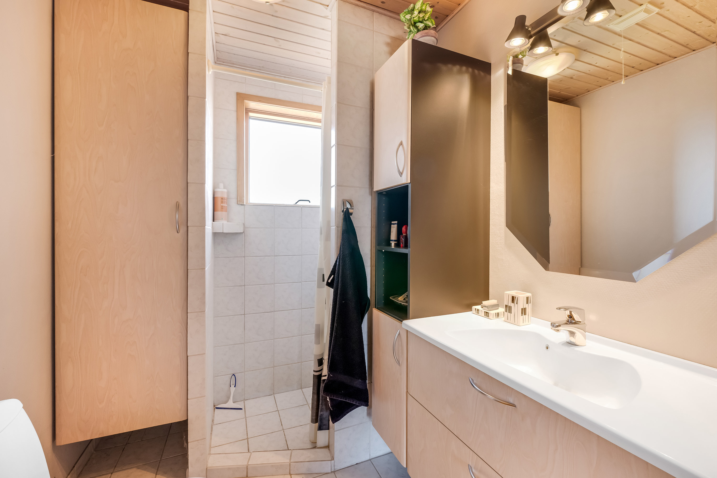 Fremhævet badeværelse billede i fuldskærmstilstand. Billede af Kappelhøj 7, 6950 Ringkøbing