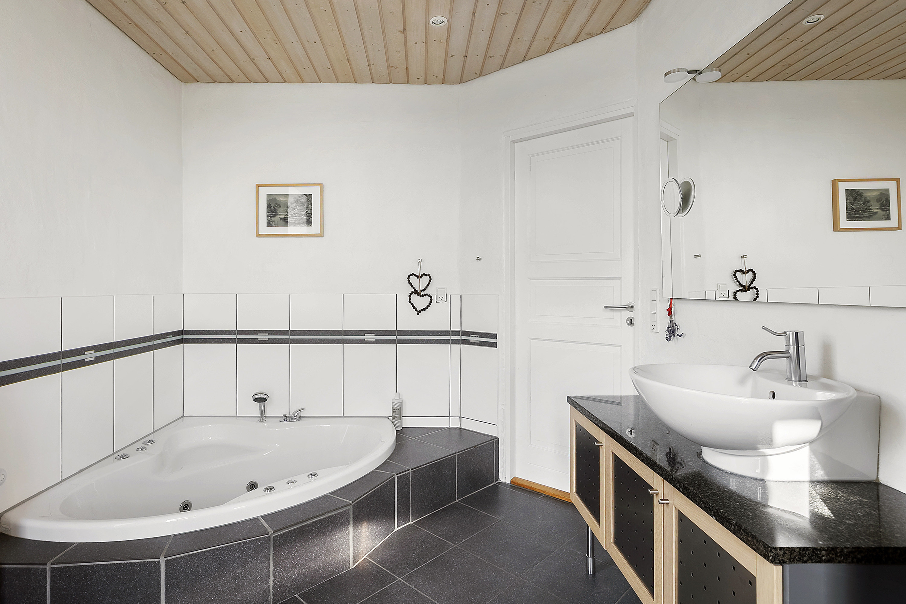 Fremhævet badeværelse billede i fuldskærmstilstand. Billede af Genner Bygade 7B, Genner, 6230 Rødekro