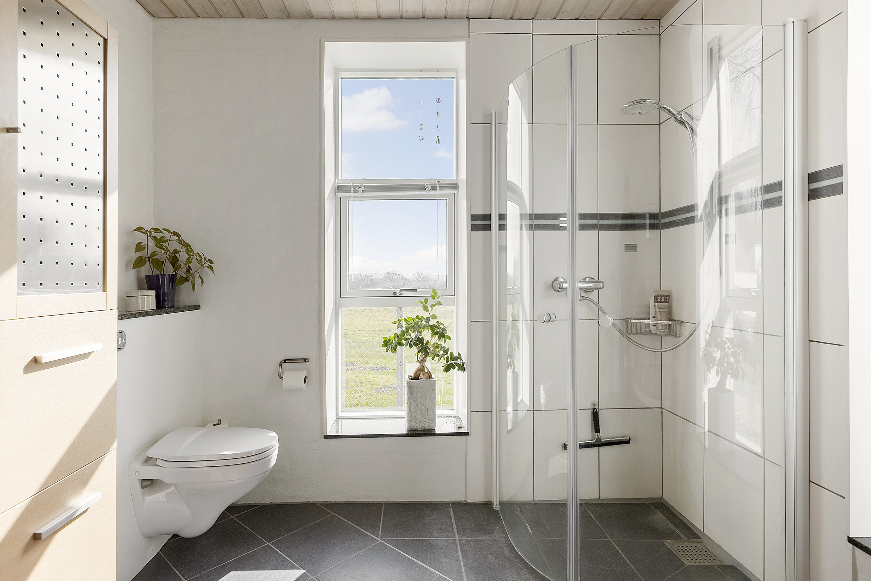 Fremhævet badeværelse billede i fuldskærmstilstand. Billede af Genner Bygade 7B, Genner, 6230 Rødekro