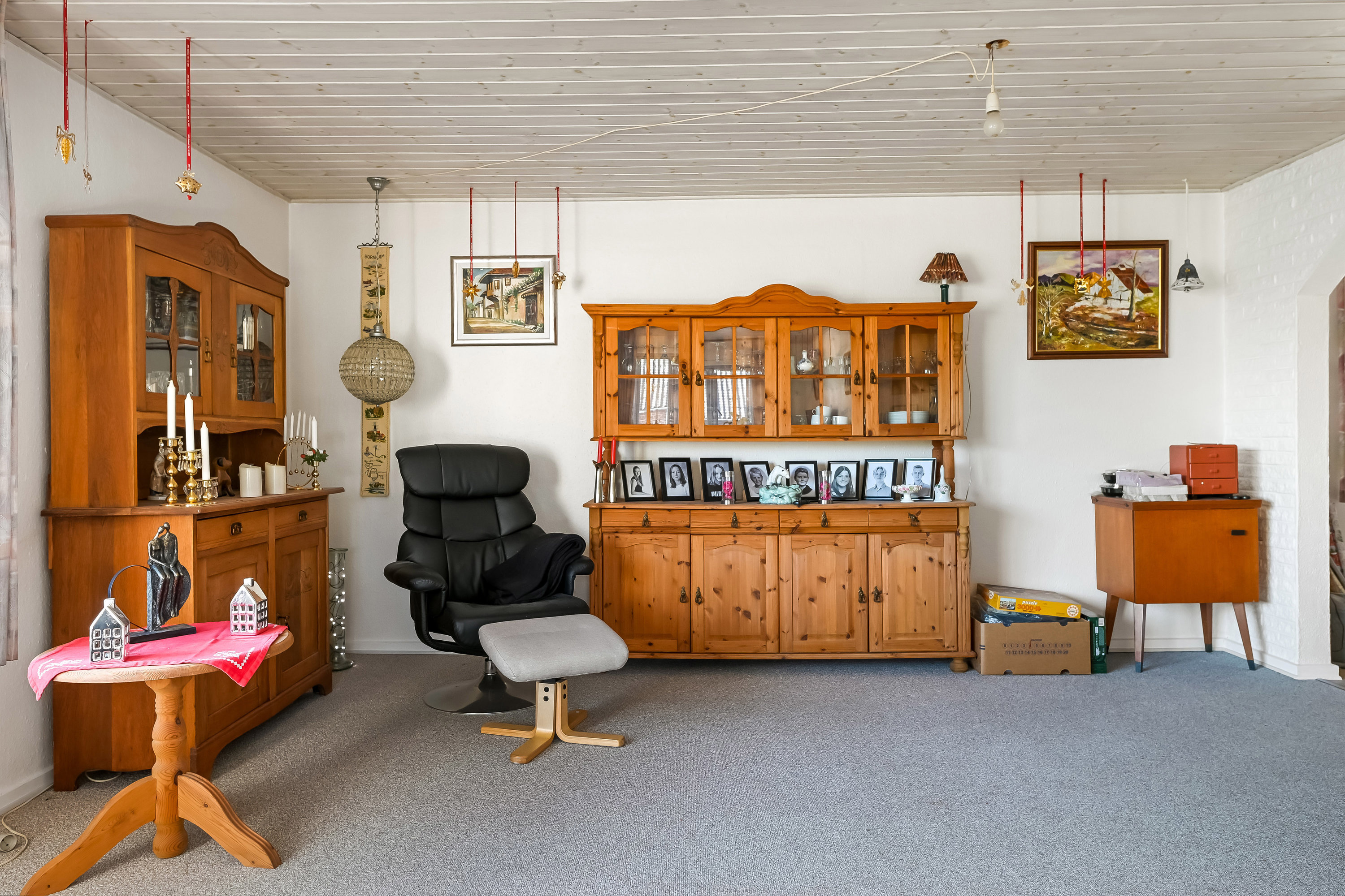 Fremhævet stue billede i fuldskærmstilstand. Billede af Løvlundvej 7, 7250 Hejnsvig