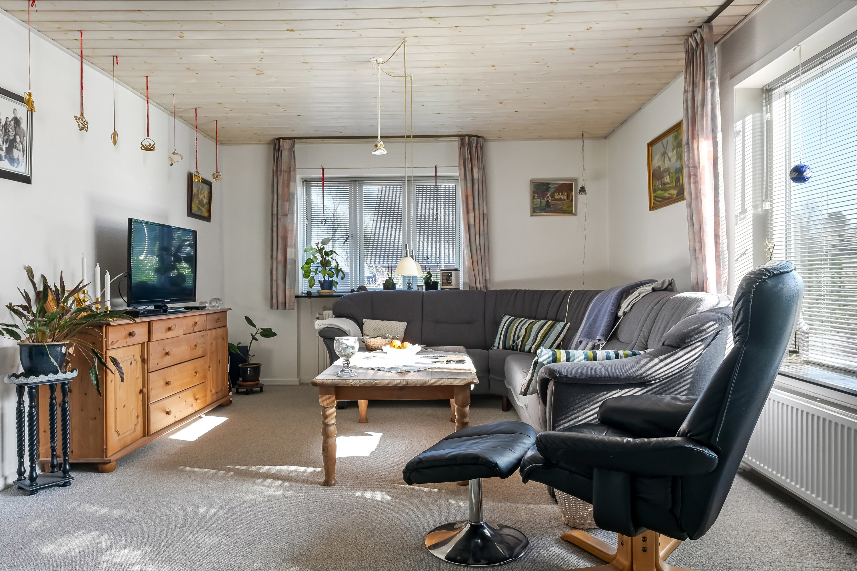 Fremhævet stue billede i fuldskærmstilstand. Billede af Løvlundvej 7, 7250 Hejnsvig