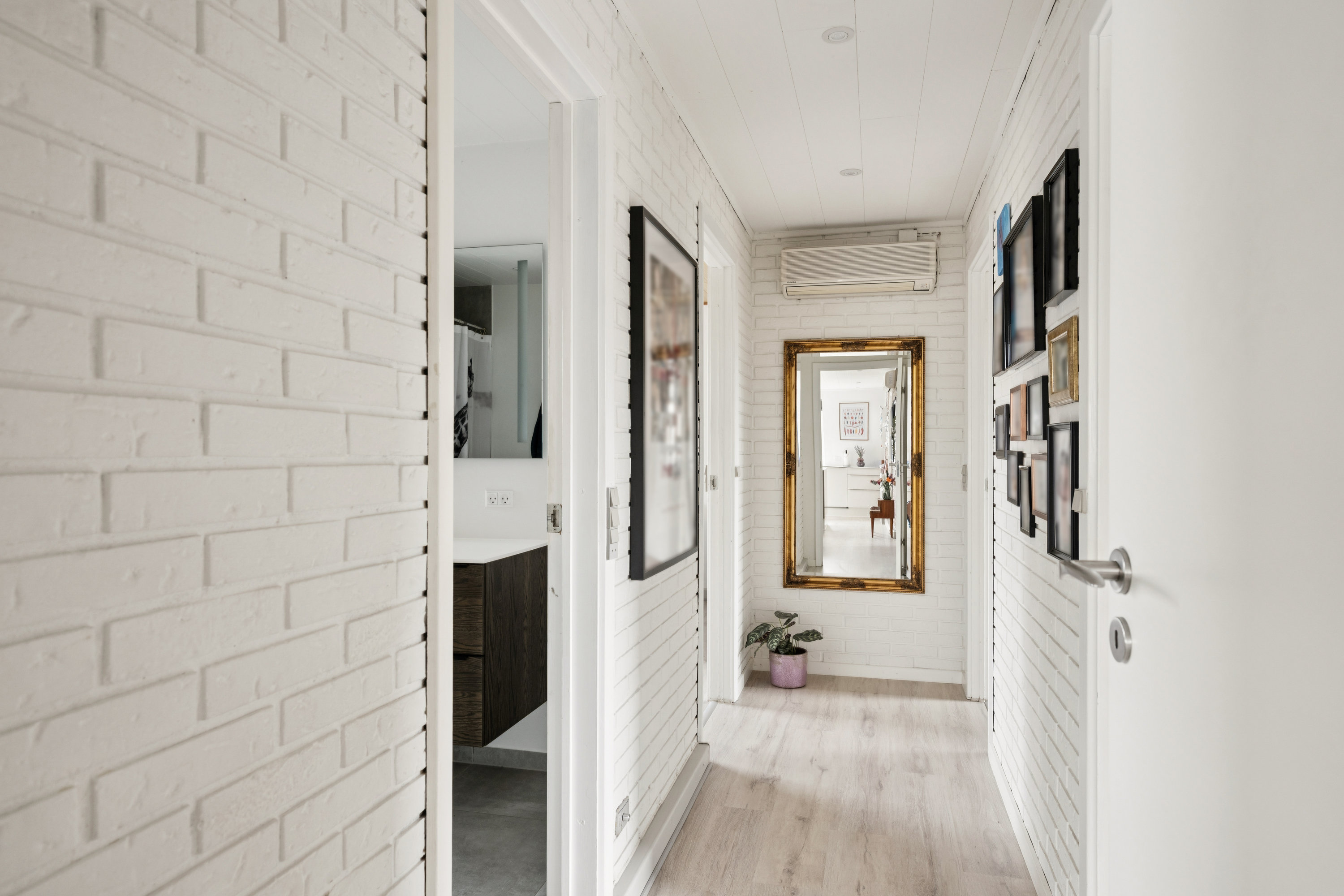 Fremhævet gang billede i fuldskærmstilstand. Billede af Linde Alle 46, 8963 Auning