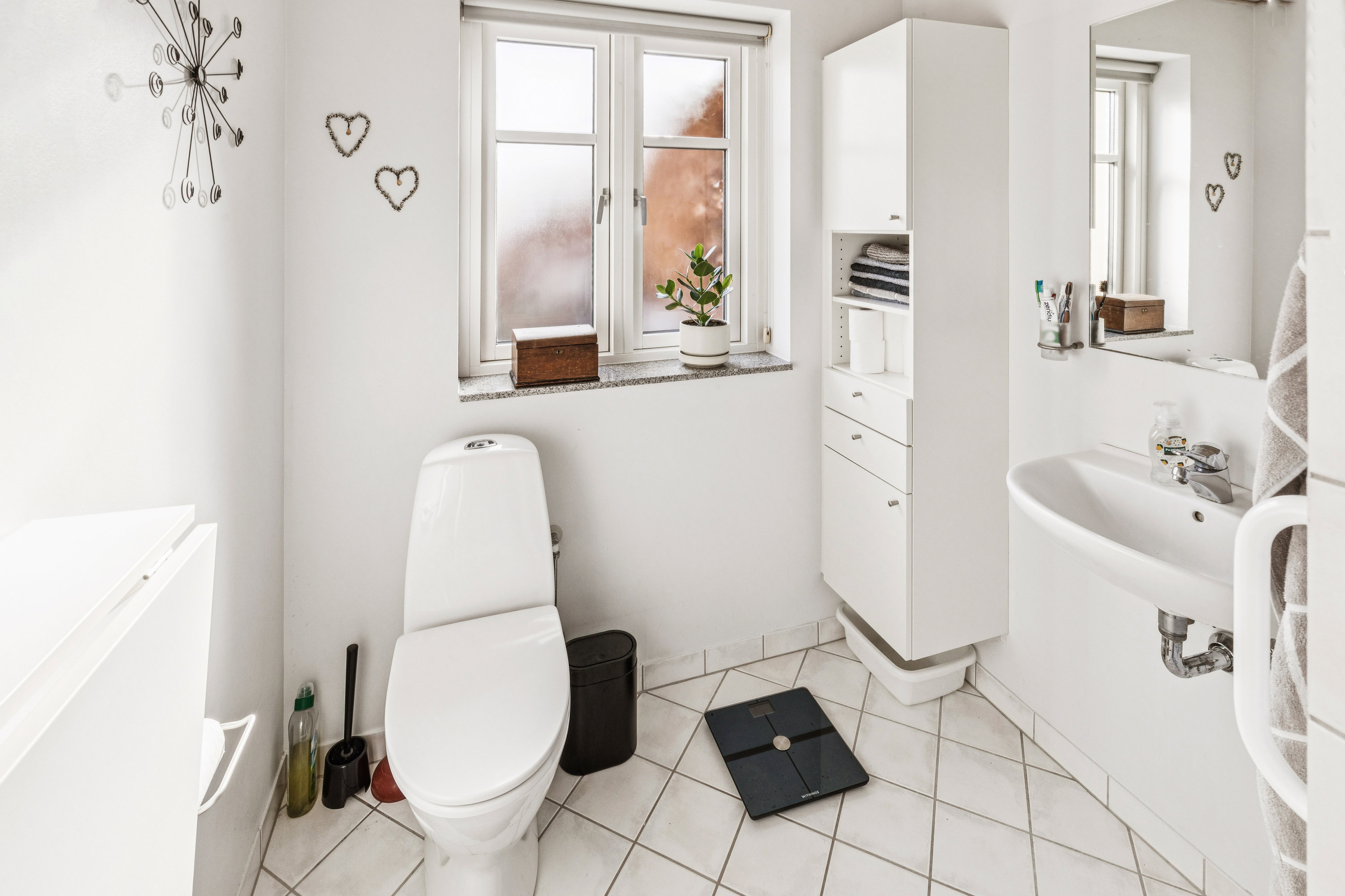 Fremhævet badeværelse billede i fuldskærmstilstand. Billede af Merlegårds Vænge 53, 2635 Ishøj