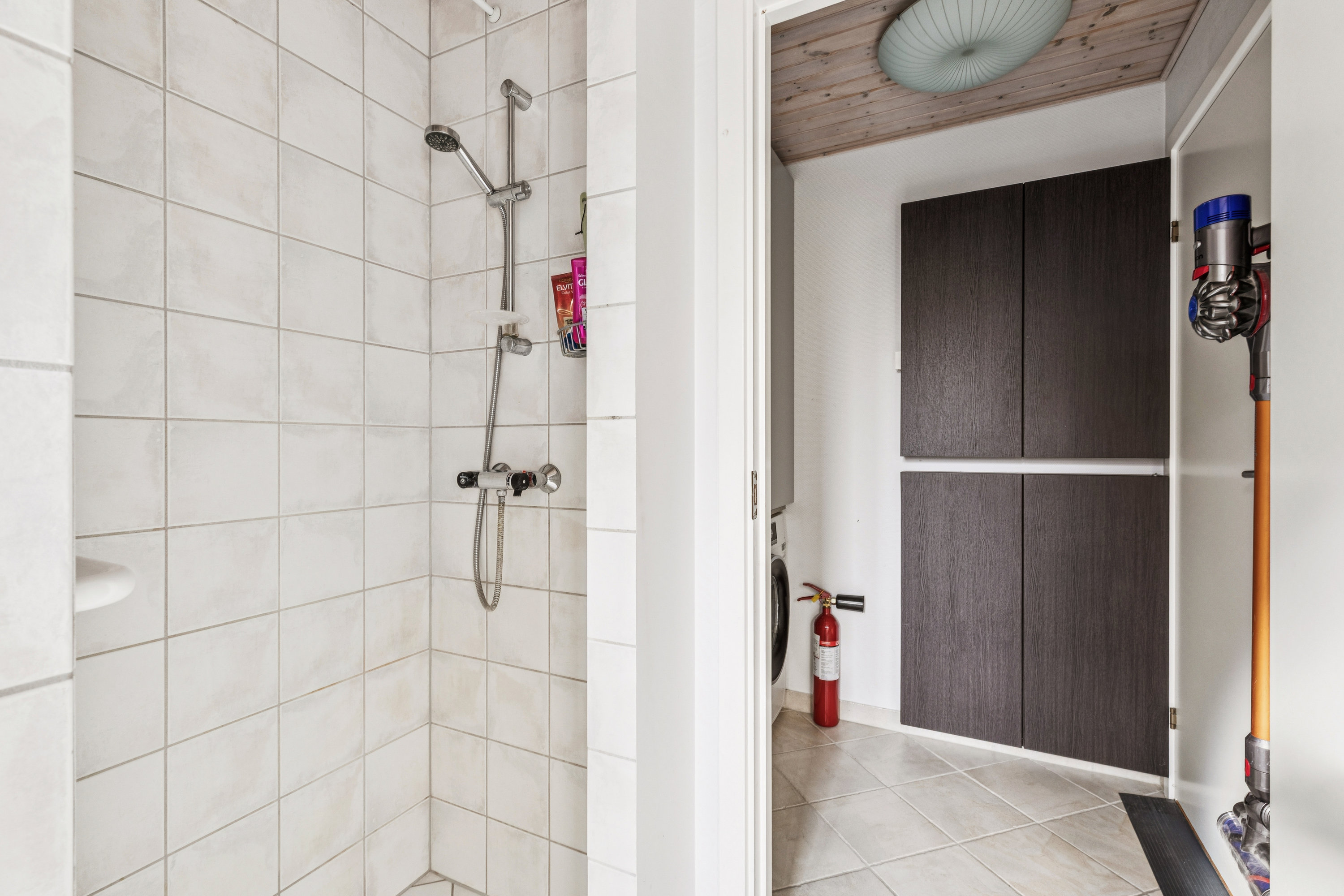 Fremhævet badeværelse billede i fuldskærmstilstand. Billede af Merlegårds Vænge 53, 2635 Ishøj