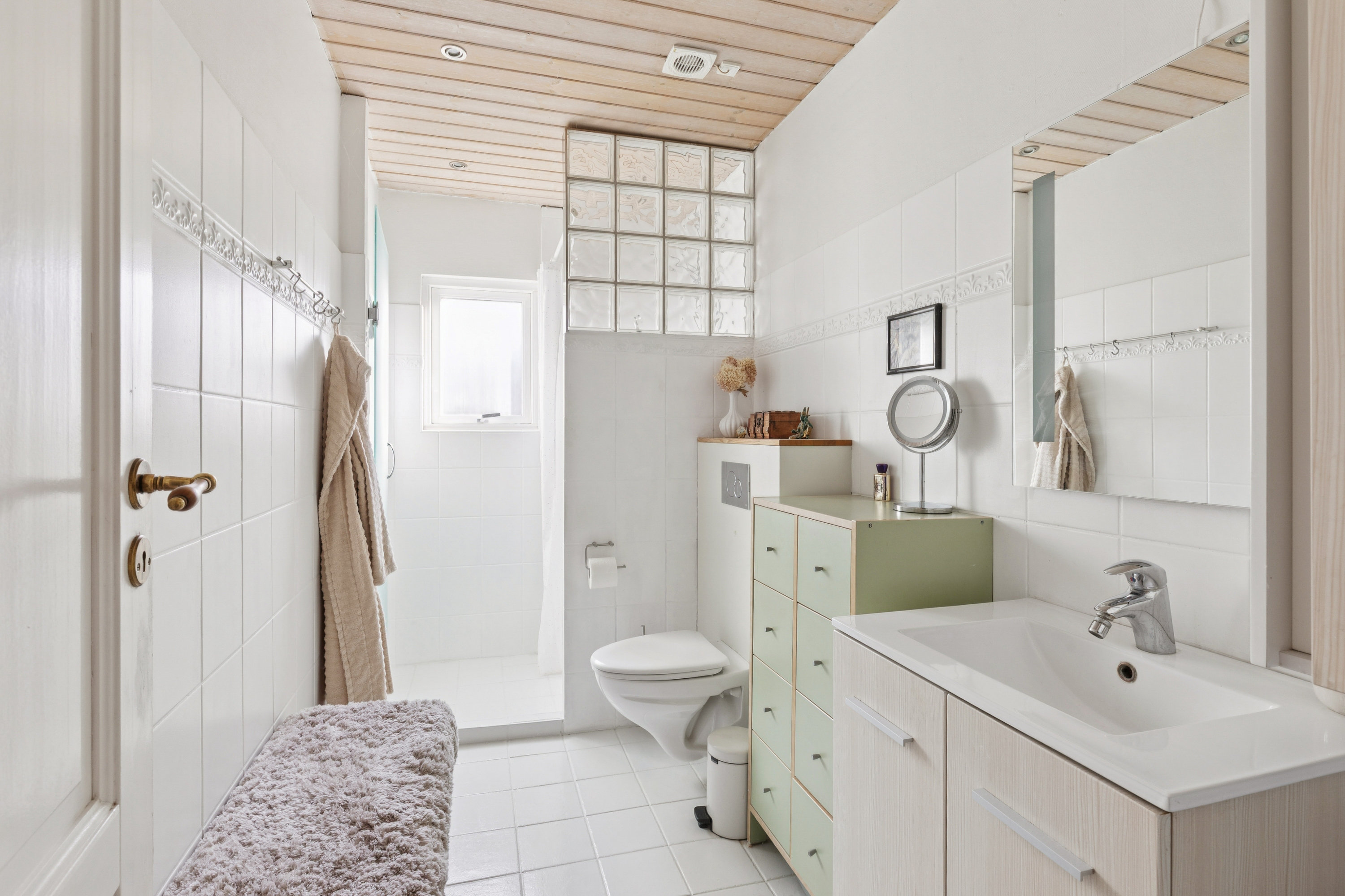 Fremhævet badeværelse billede i fuldskærmstilstand. Billede af Stationsvej 9, 2640 Hedehusene