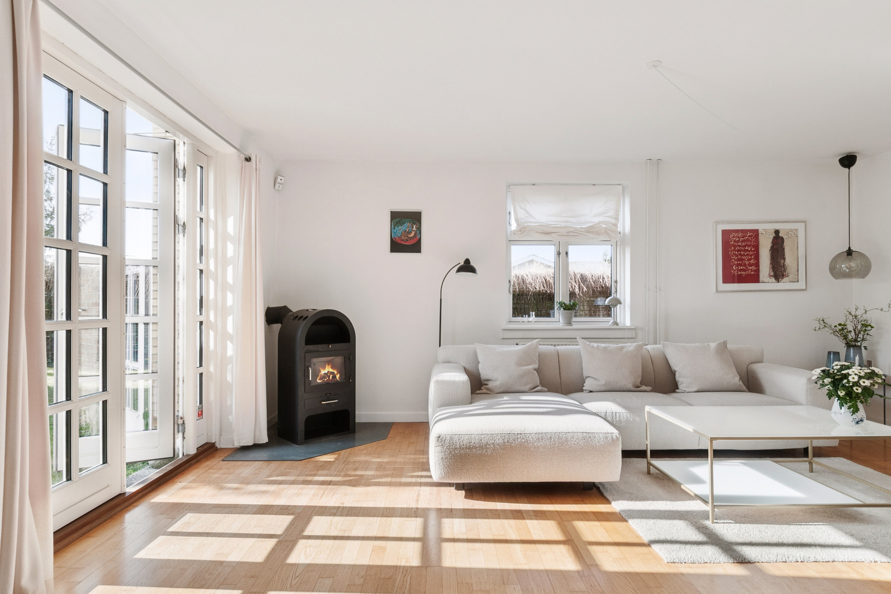 Fremhævet stue billede i fuldskærmstilstand. Billede af Tjørneengen 2, 2791 Dragør