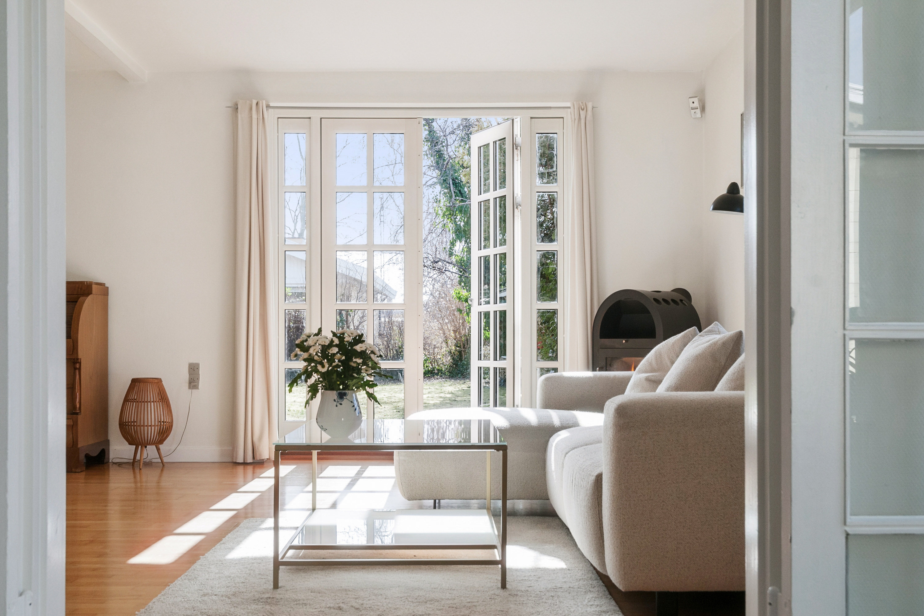 Fremhævet stue billede i fuldskærmstilstand. Billede af Tjørneengen 2, 2791 Dragør