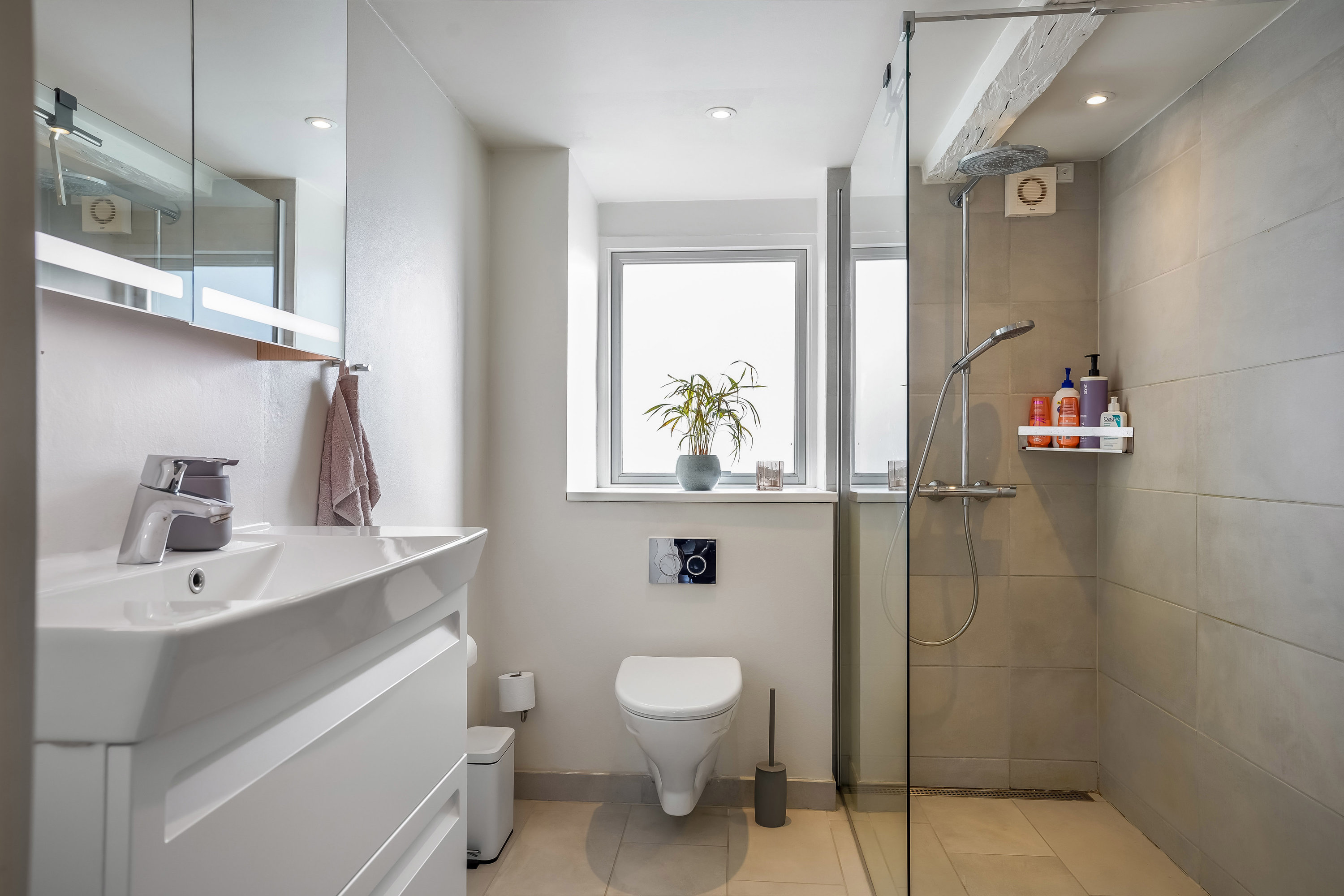 Fremhævet badeværelse billede i fuldskærmstilstand. Billede af Bygaden 18, Underup, 8740 Brædstrup