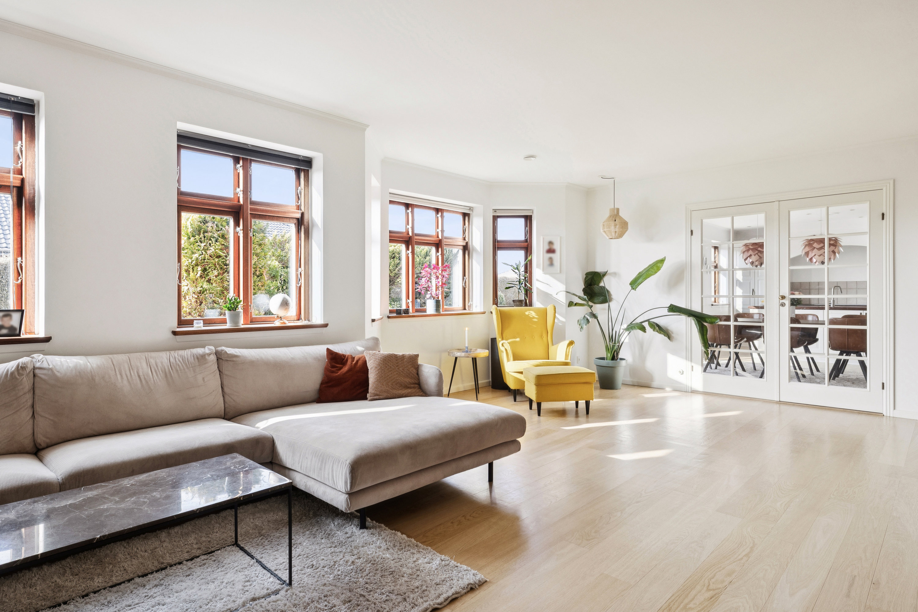 Fremhævet stue billede i fuldskærmstilstand. Billede af Højvangen 47, 8981 Spentrup