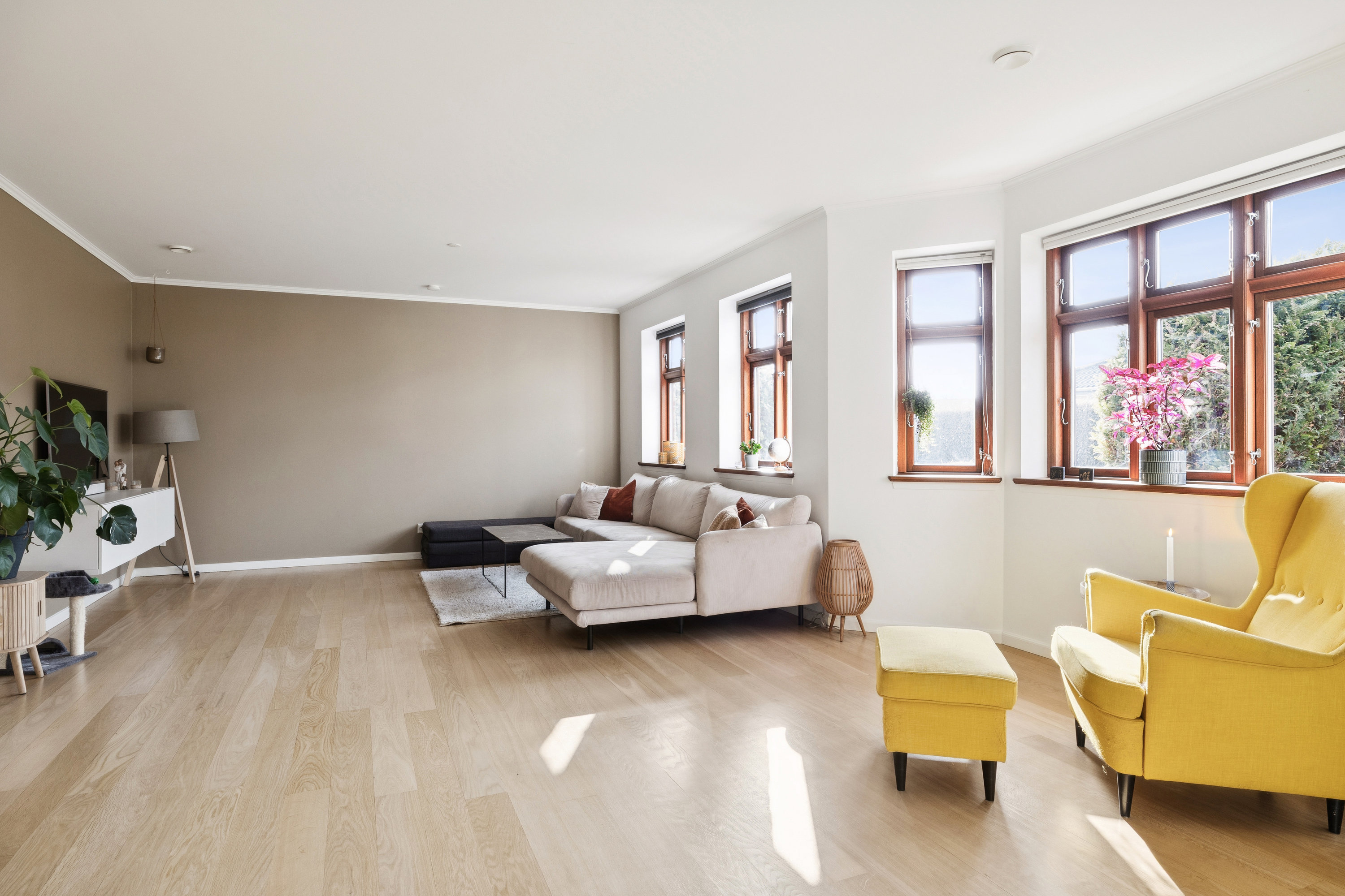 Fremhævet stue billede i fuldskærmstilstand. Billede af Højvangen 47, 8981 Spentrup