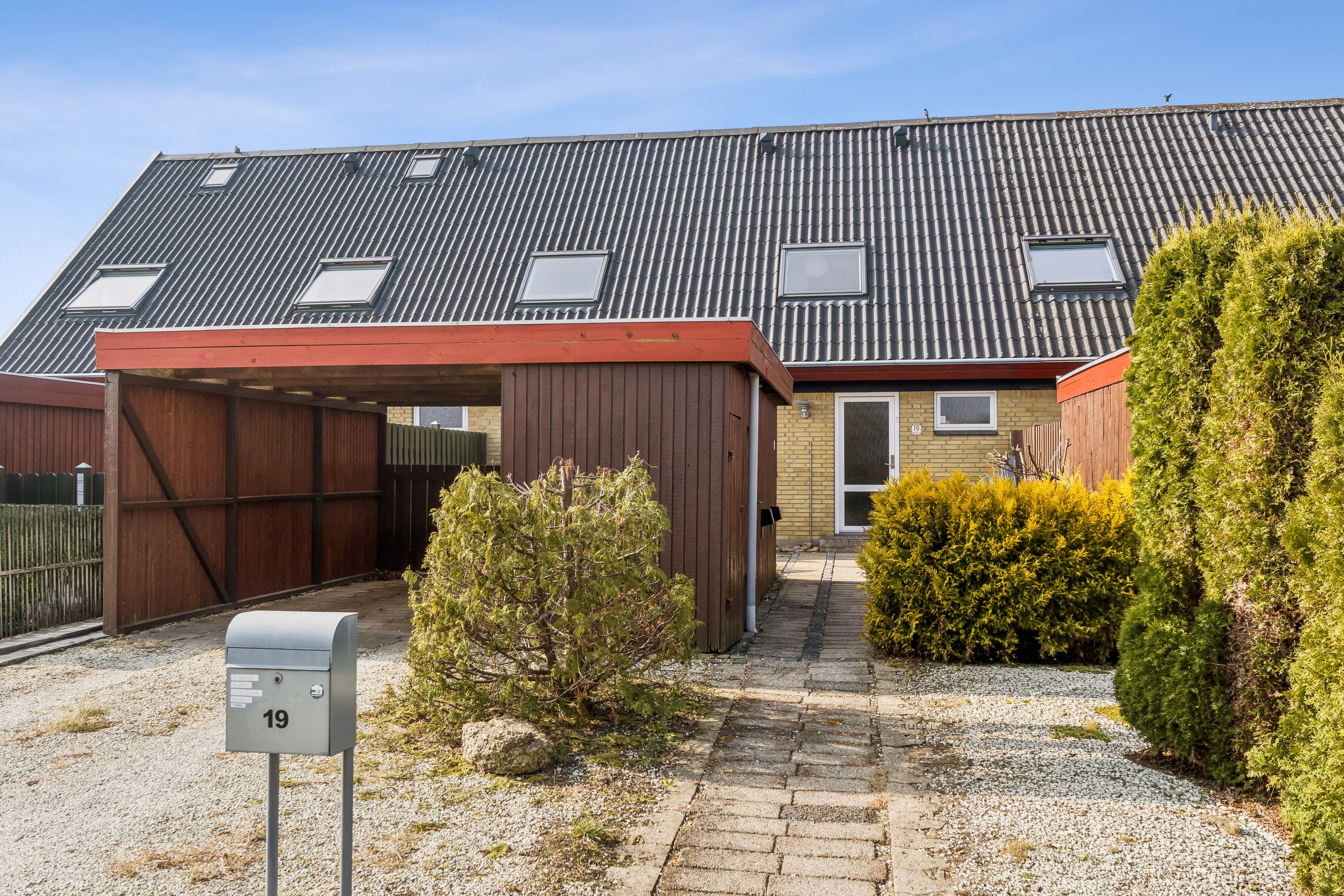 Fremhævet udendørs billede i fuldskærmstilstand. Billede af Enghøjen 19, 2650 Hvidovre