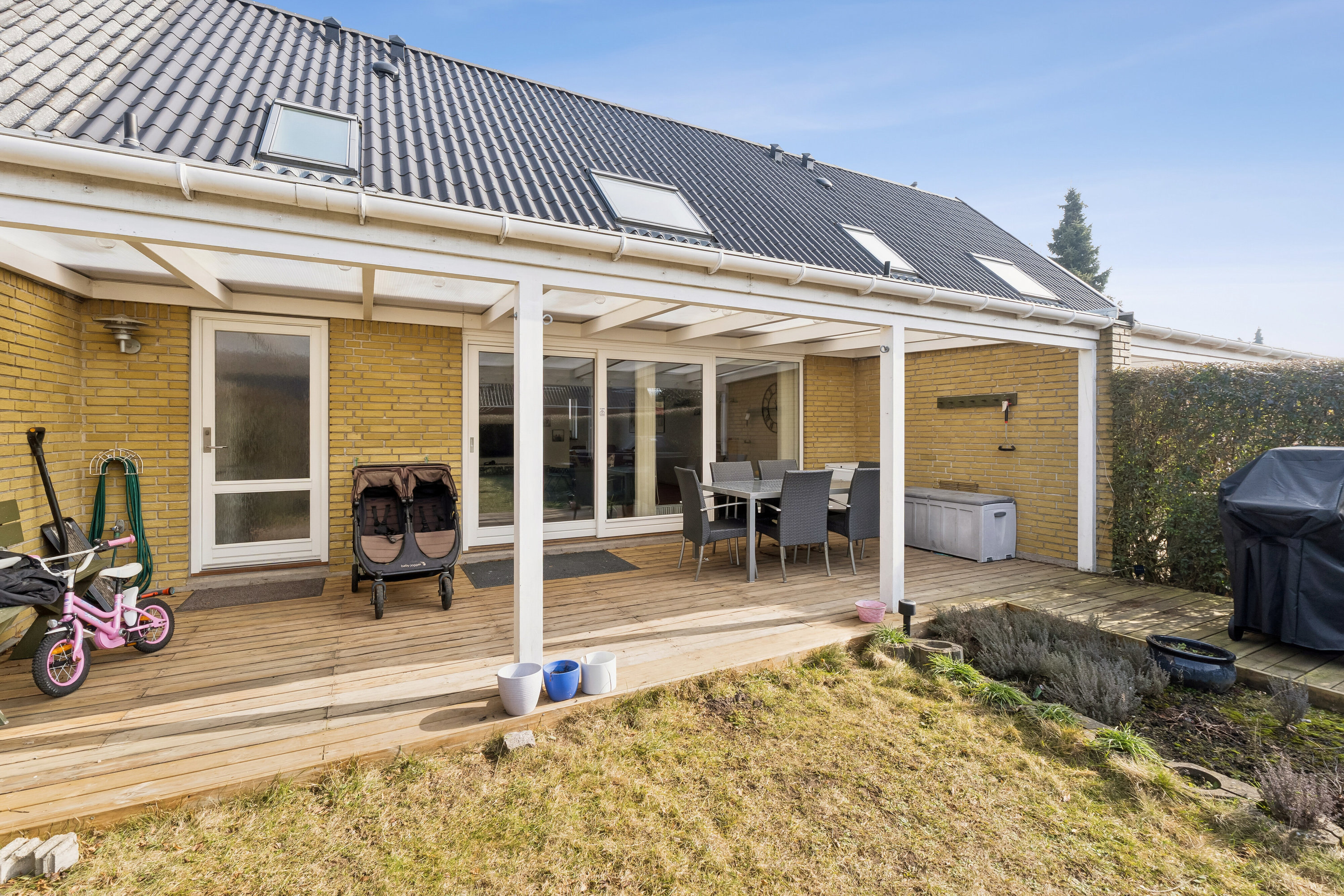 Fremhævet udendørs billede i fuldskærmstilstand. Billede af Enghøjen 19, 2650 Hvidovre