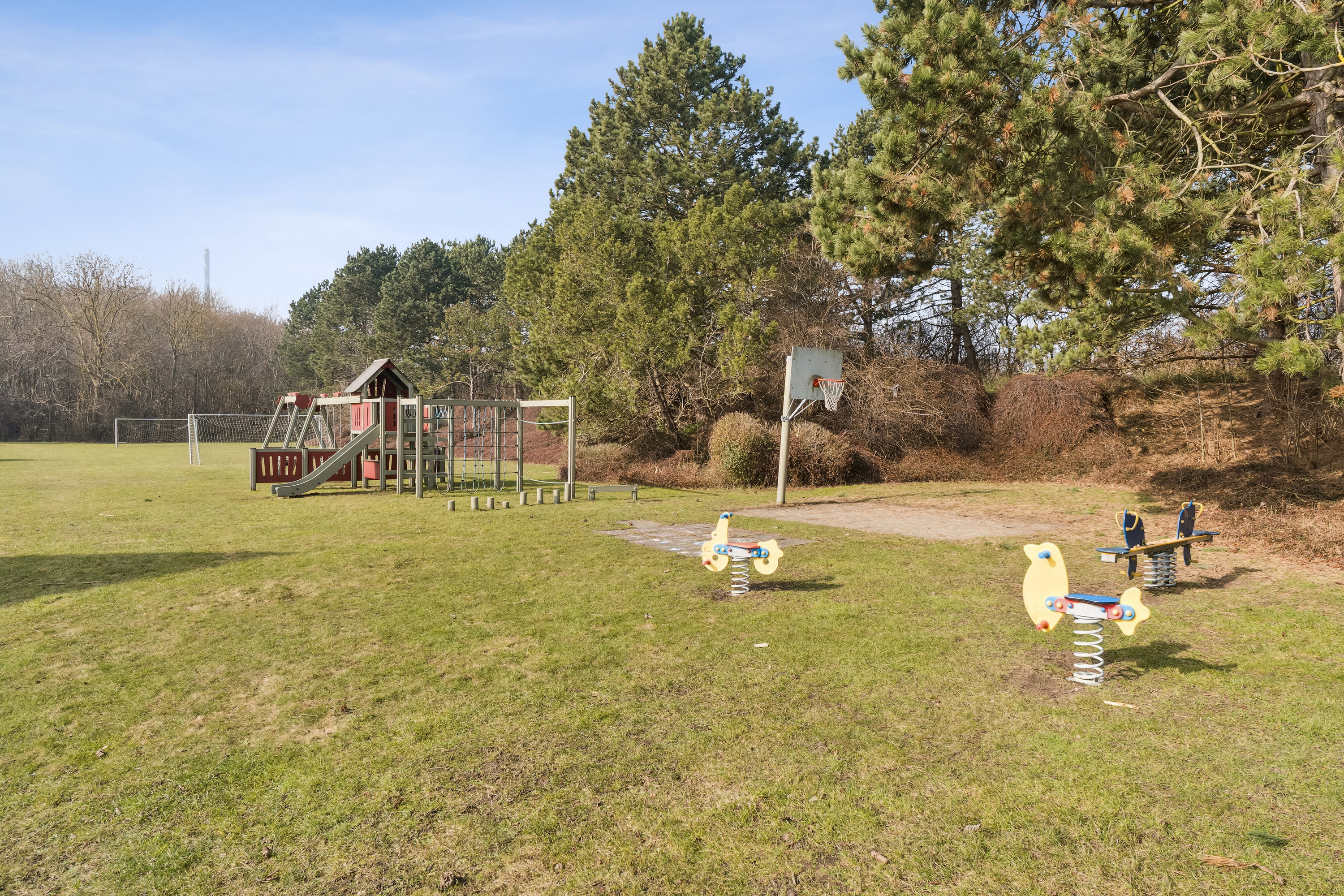 Fremhævet udendørs billede i fuldskærmstilstand. Billede af Enghøjen 19, 2650 Hvidovre