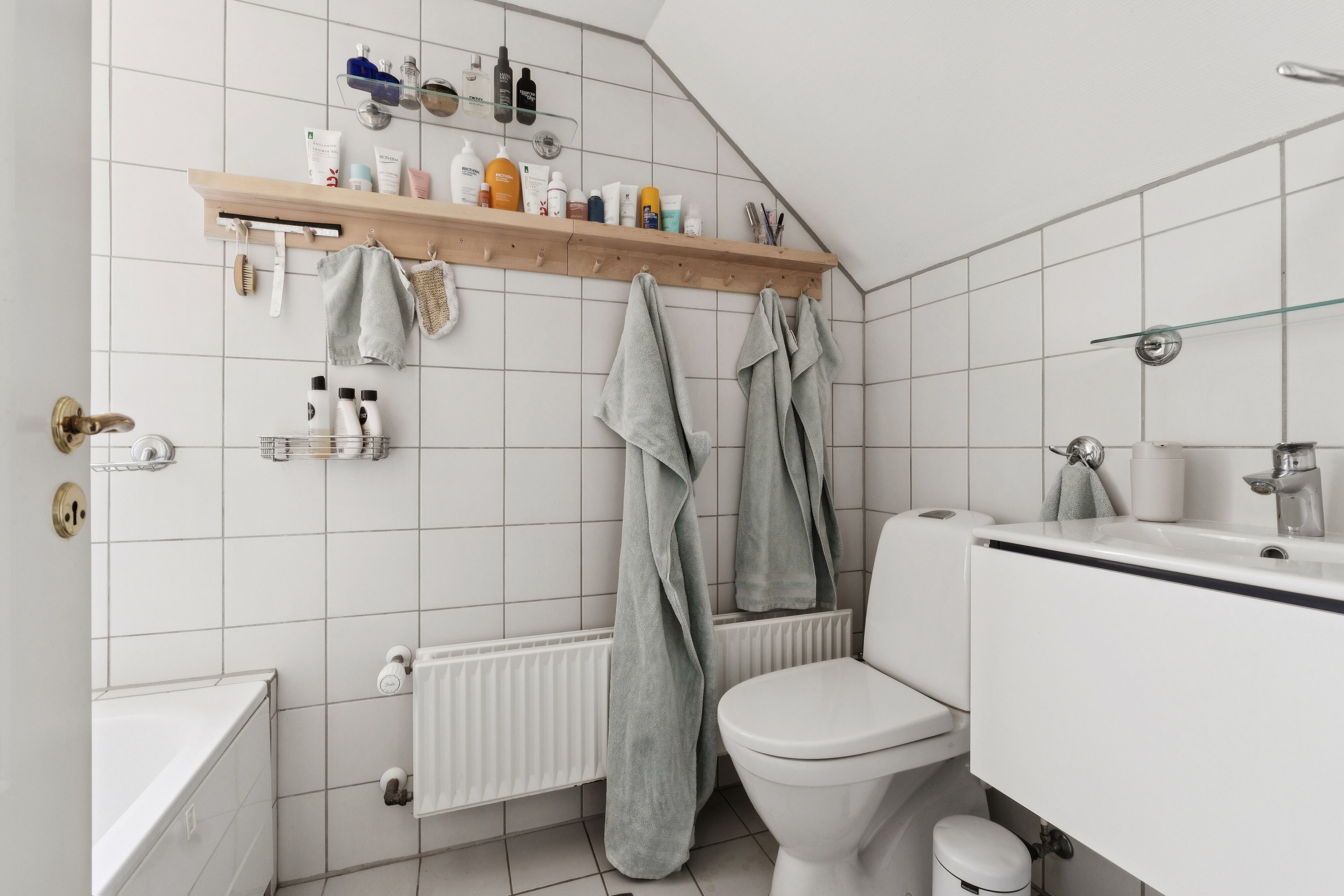 Fremhævet badeværelse billede i fuldskærmstilstand. Billede af Skovfryd 9, 2800 Kongens Lyngby