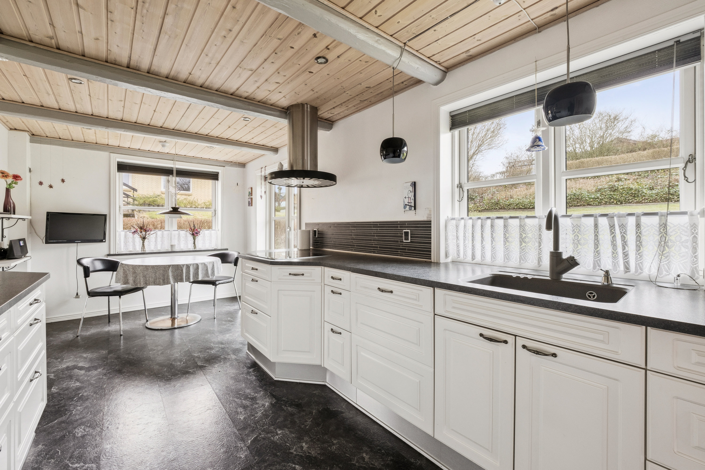 Fremhævet køkken billede i fuldskærmstilstand. Billede af Faaruphusevej 12, Faarup, 7900 Nykøbing M