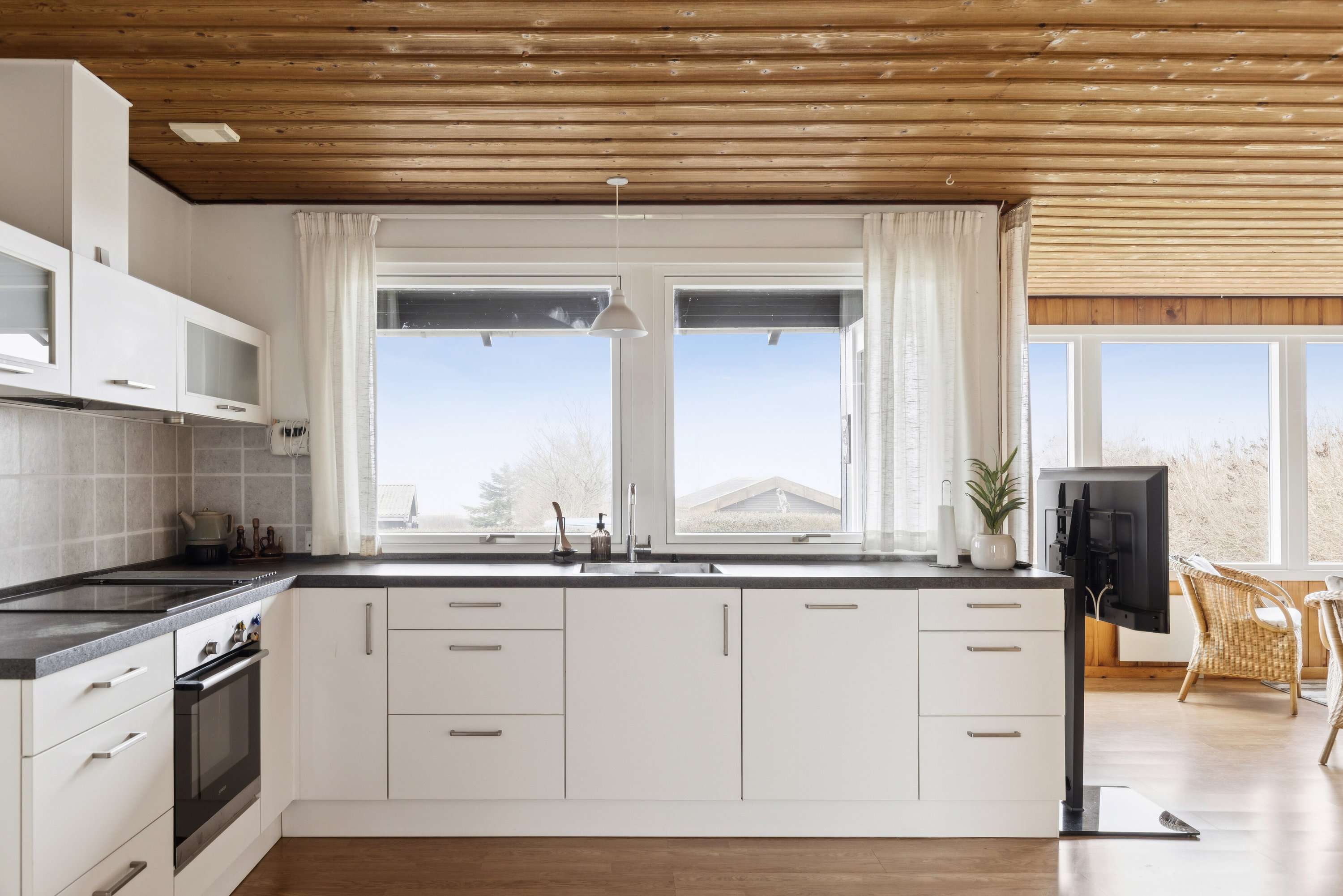 Fremhævet køkken billede i fuldskærmstilstand. Billede af Hjorthøjgårdsvej 14, Svallerup, 4400 Kalundborg