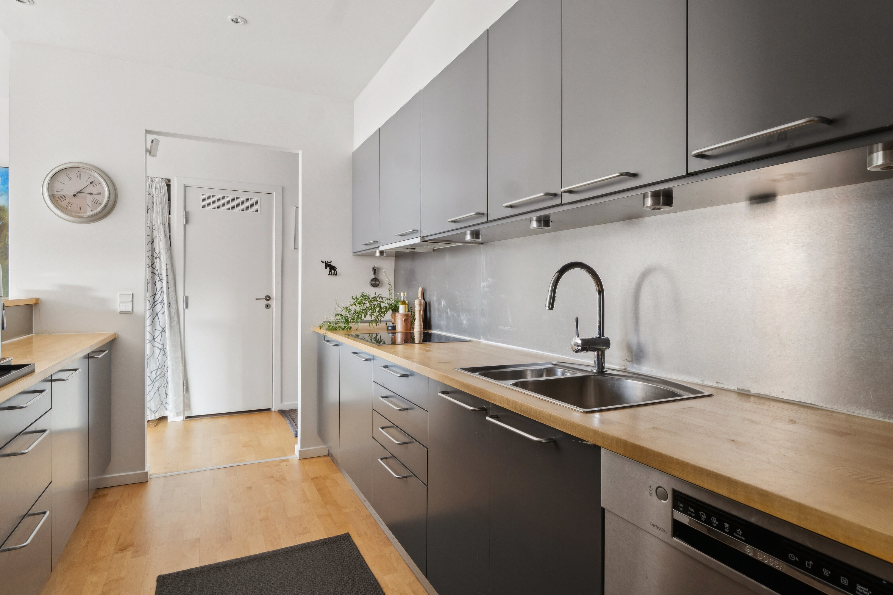 Fremhævet køkken billede i fuldskærmstilstand. Billede af Erik Eriksens Gade 11, 2. tv., 2300 København S