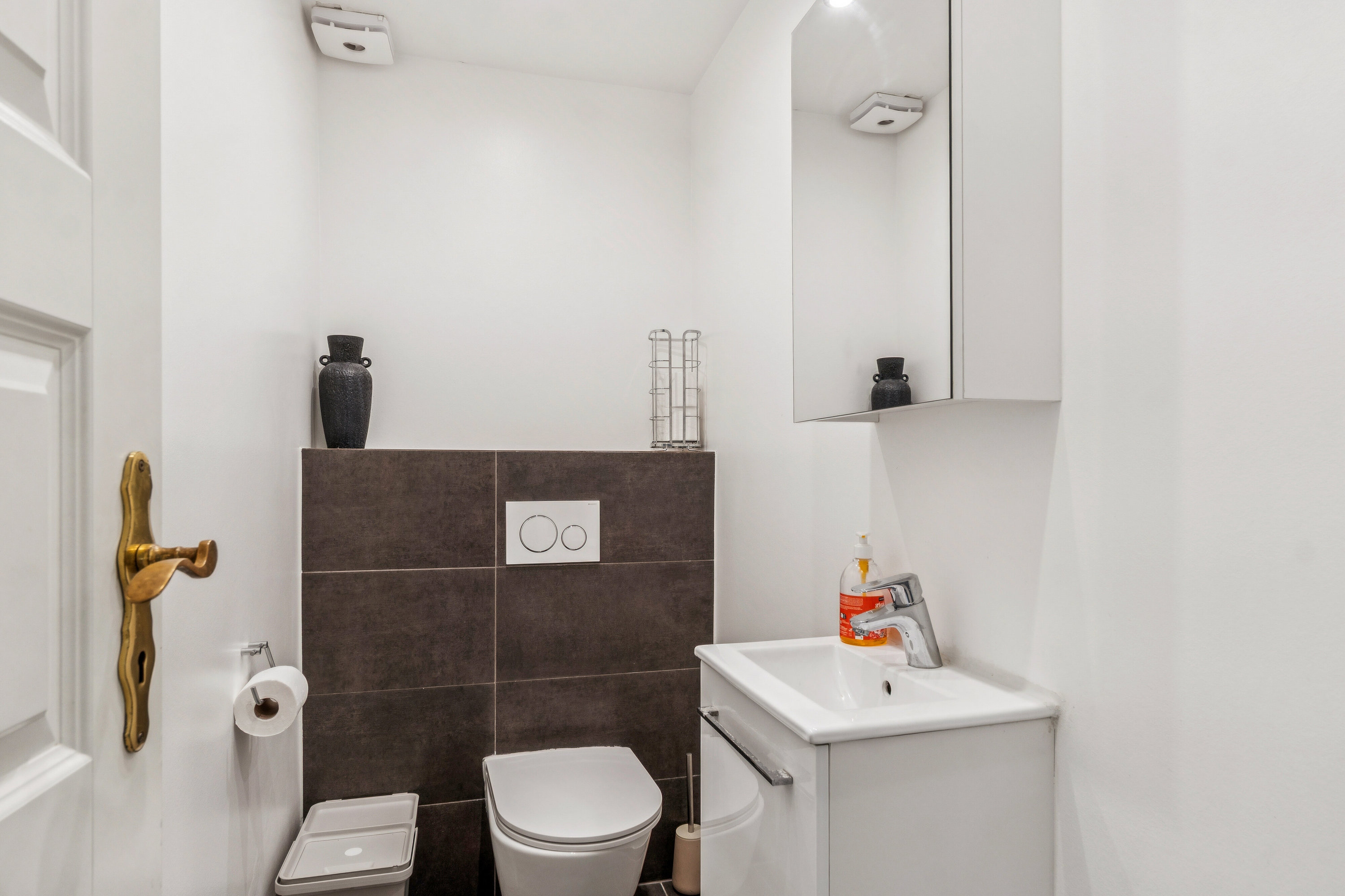 Fremhævet toilet billede i fuldskærmstilstand. Billede af Krebsevej 48, 2650 Hvidovre