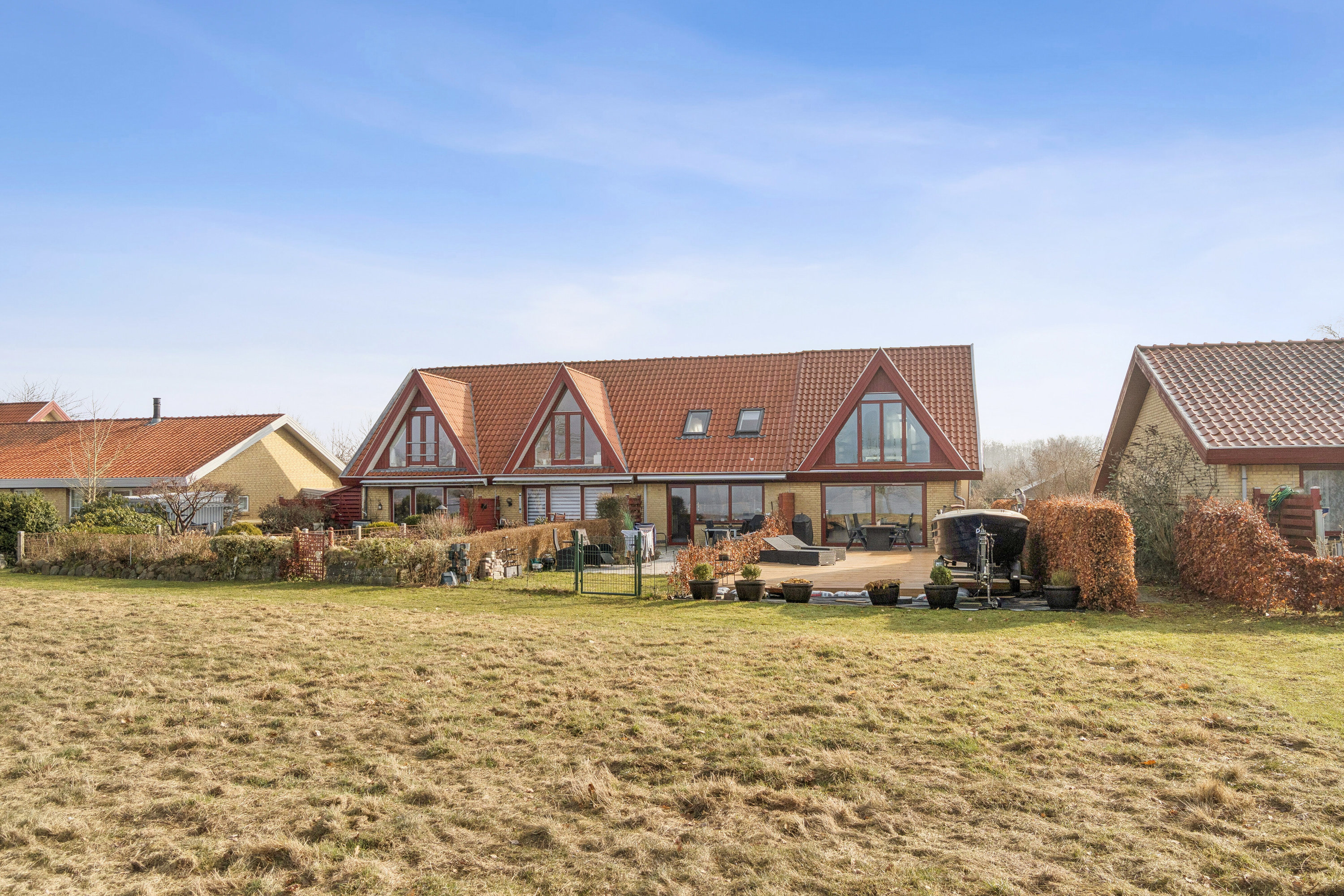 Fremhævet set fra haven billede i fuldskærmstilstand. Billede af Kirsebærvej 32, 4720 Præstø