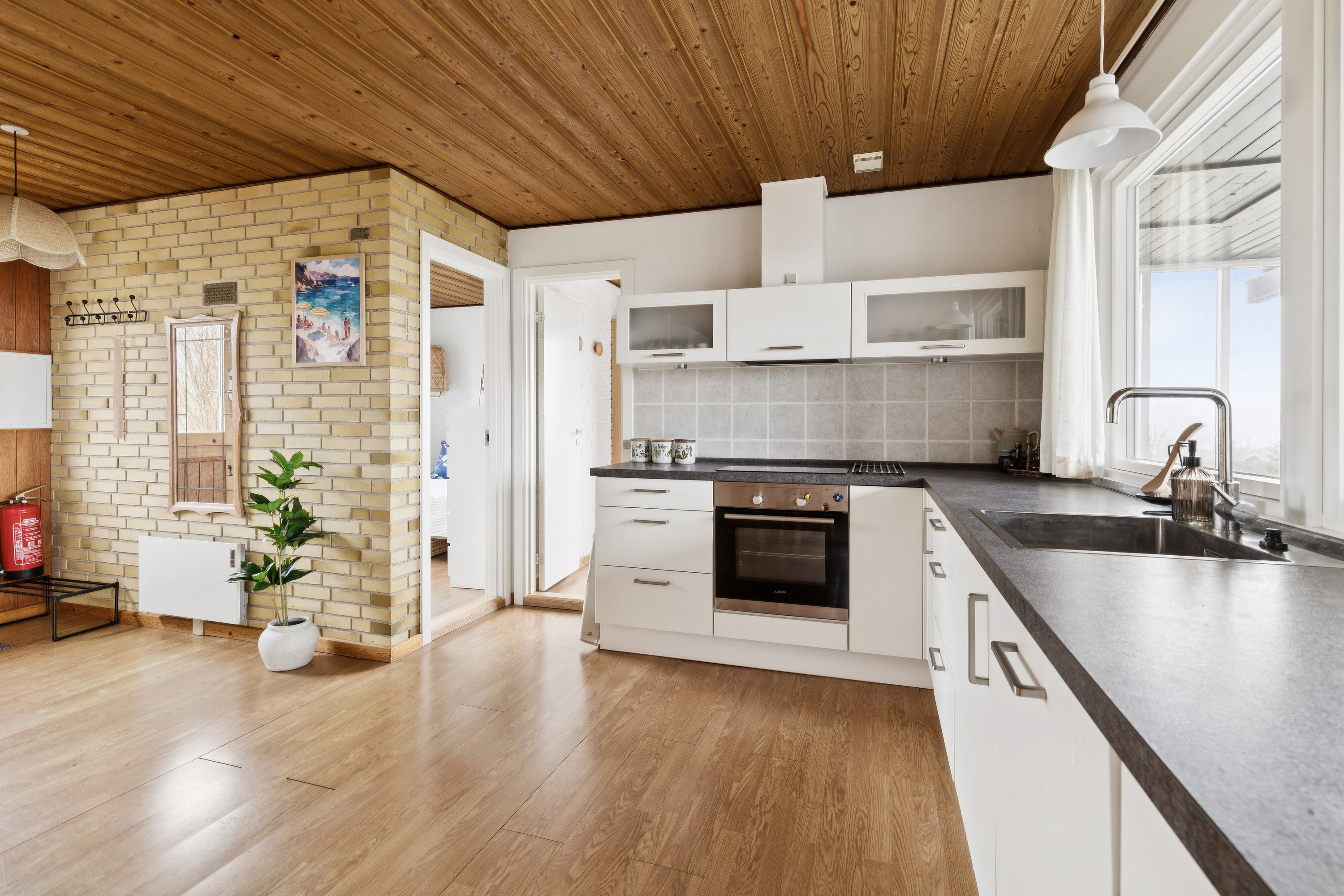 Fremhævet køkken billede i fuldskærmstilstand. Billede af Hjorthøjgårdsvej 14, Svallerup, 4400 Kalundborg