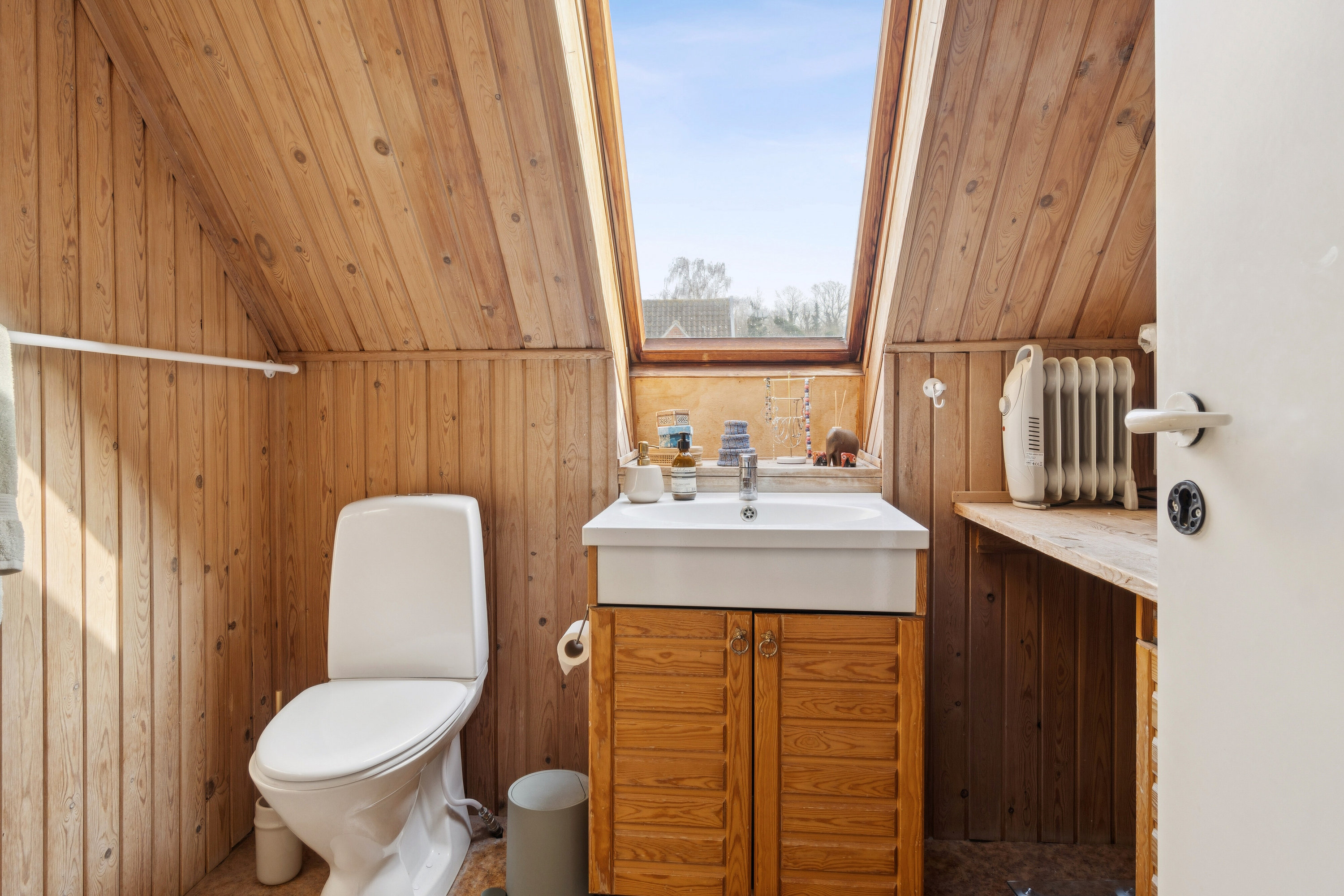 Fremhævet badeværelse billede i fuldskærmstilstand. Billede af Havnebakken 13, Tejn, 3770 Allinge