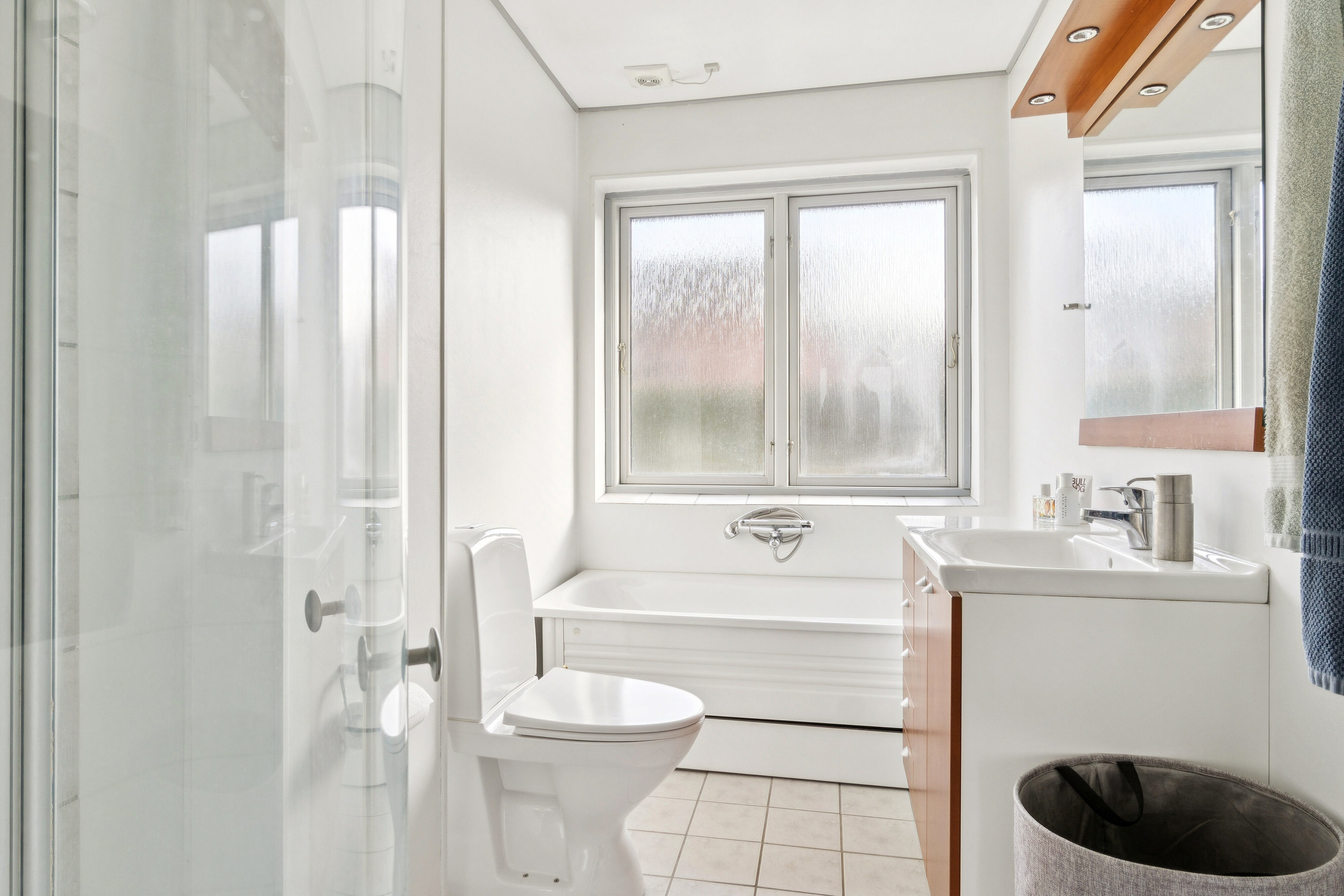 Fremhævet badeværelse billede i fuldskærmstilstand. Billede af Havnebakken 13, Tejn, 3770 Allinge