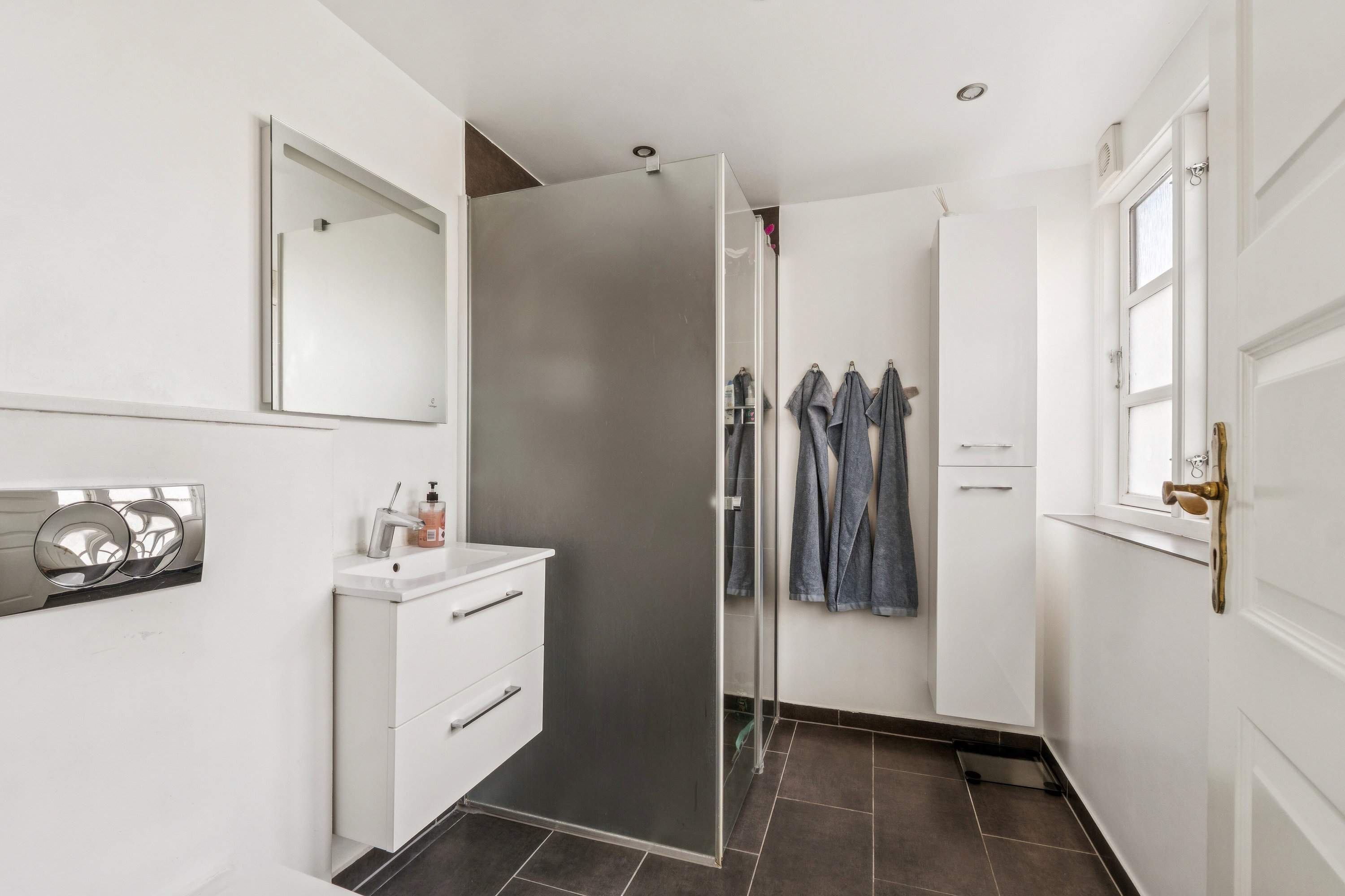 Fremhævet badeværelse billede i fuldskærmstilstand. Billede af Krebsevej 48, 2650 Hvidovre