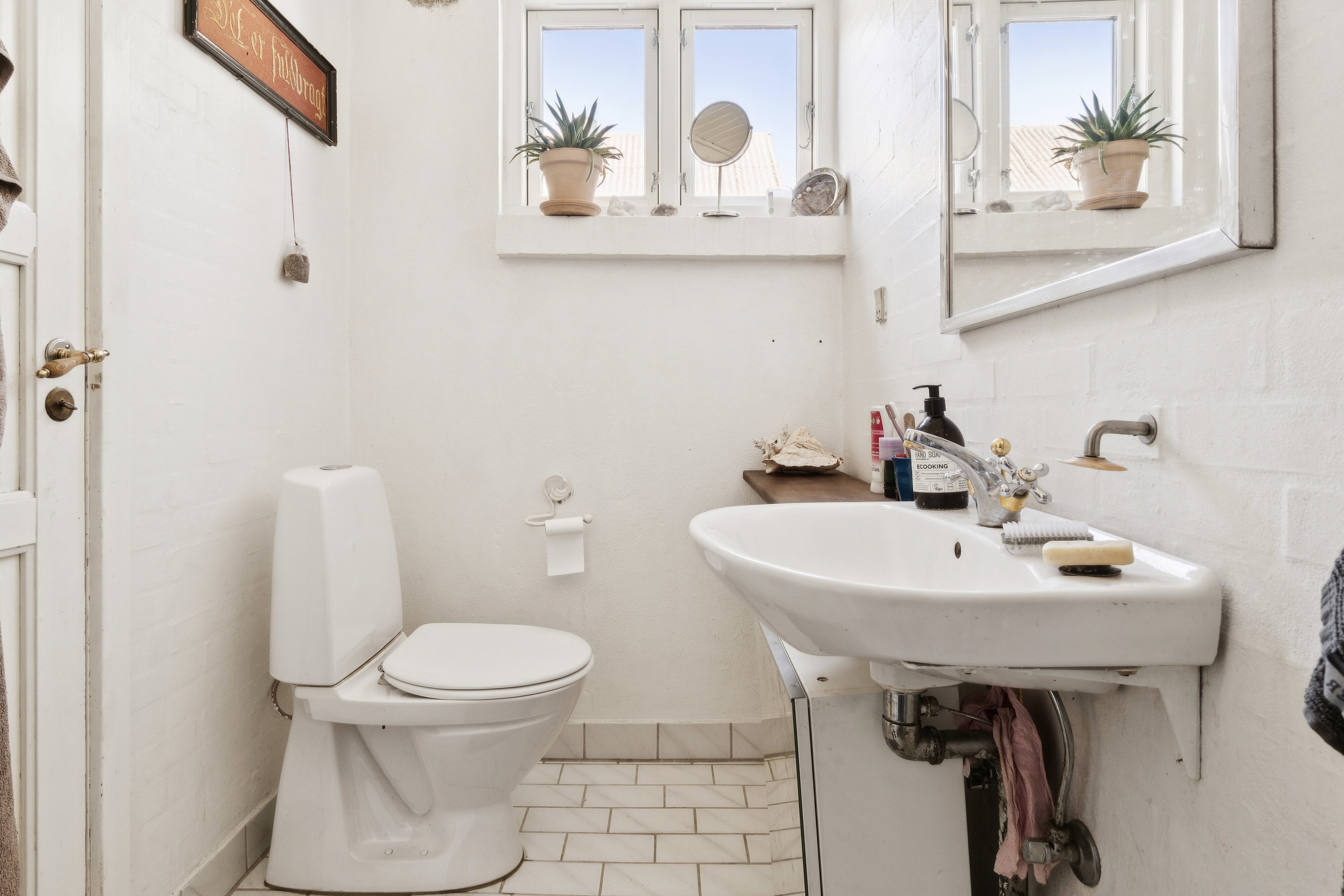 Fremhævet badeværelse billede i fuldskærmstilstand. Billede af Helligdomsvej 15, Rø, 3760 Gudhjem