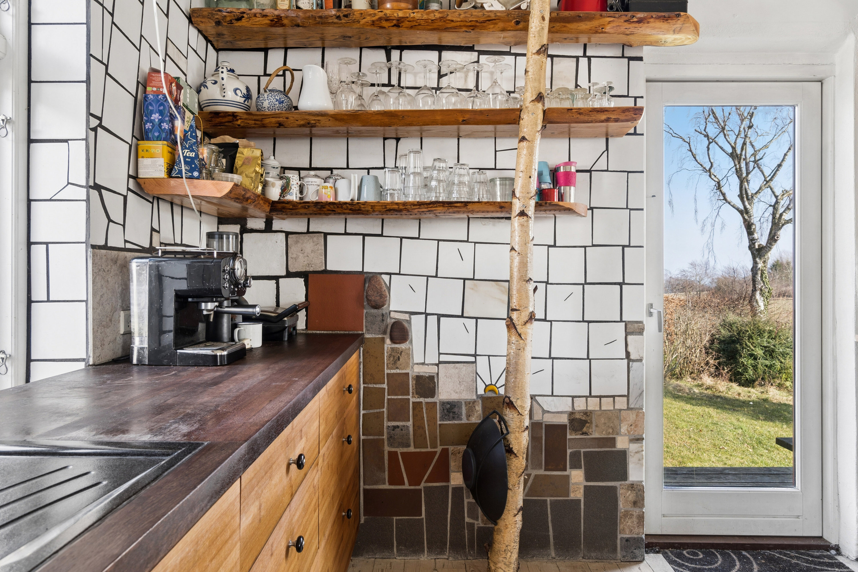 Fremhævet køkken billede i fuldskærmstilstand. Billede af Helligdomsvej 15, Rø, 3760 Gudhjem