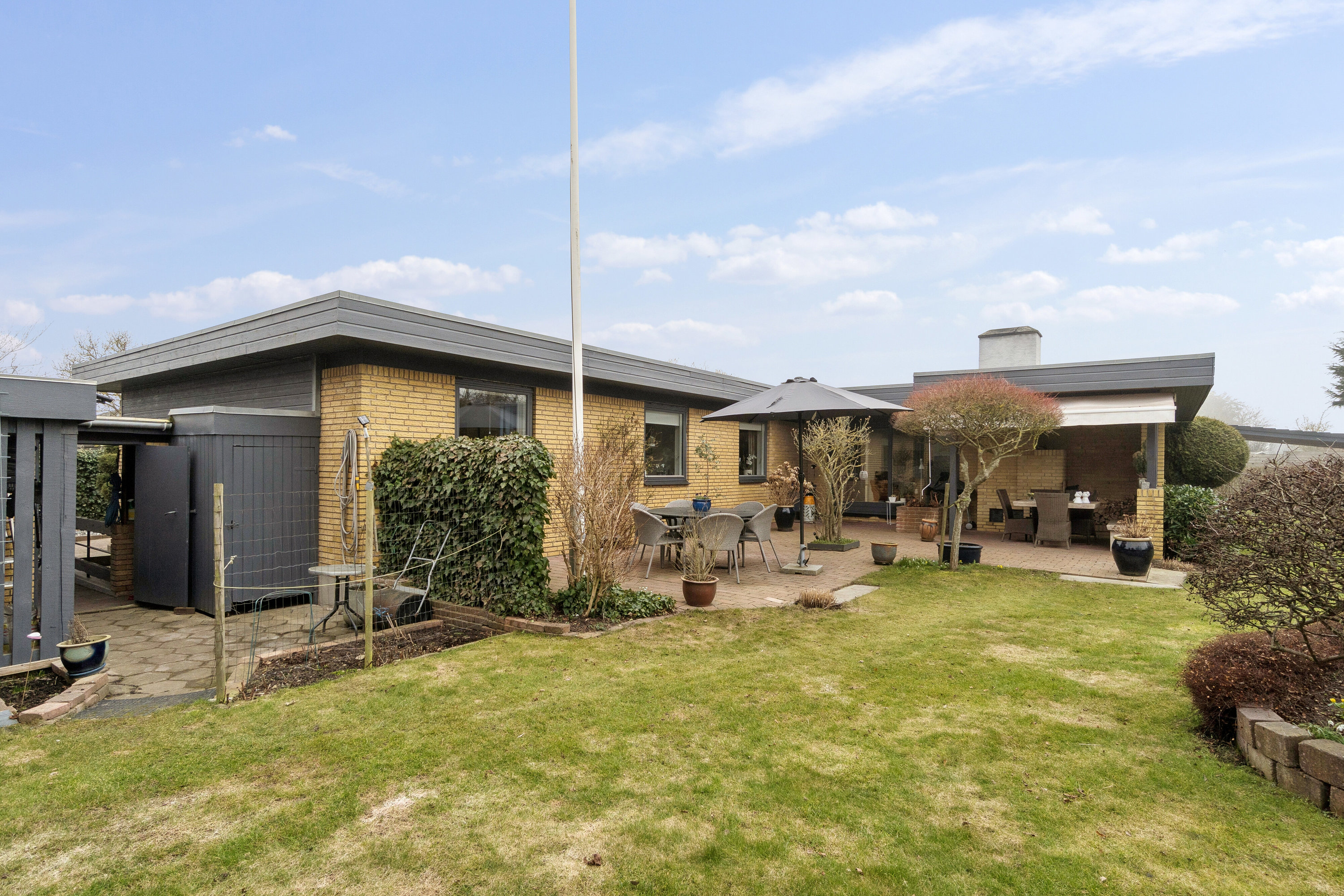 Fremhævet set fra haven billede i fuldskærmstilstand. Billede af Kingosvænge 6A, 4700 Næstved