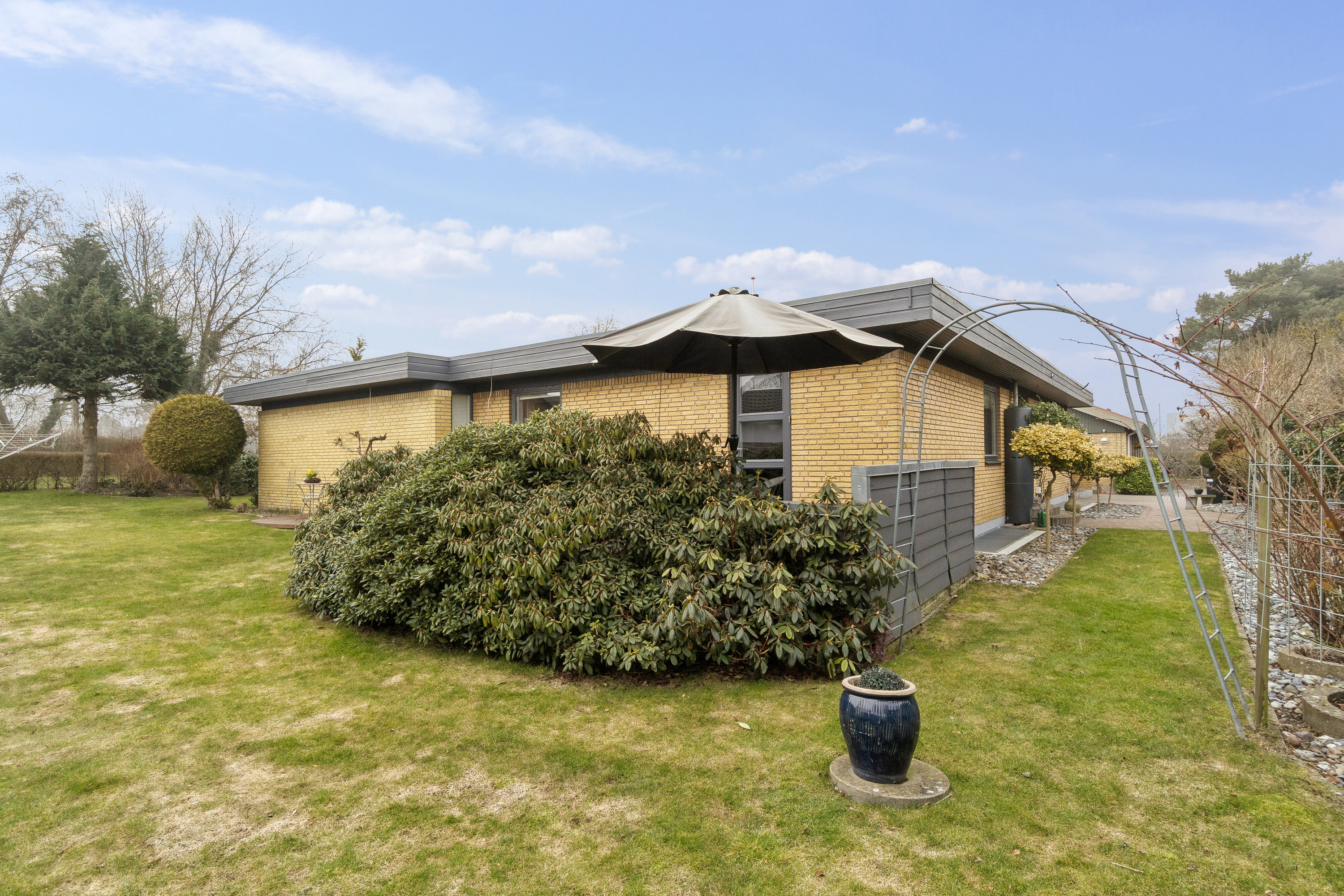 Fremhævet set fra haven billede i fuldskærmstilstand. Billede af Kingosvænge 6A, 4700 Næstved