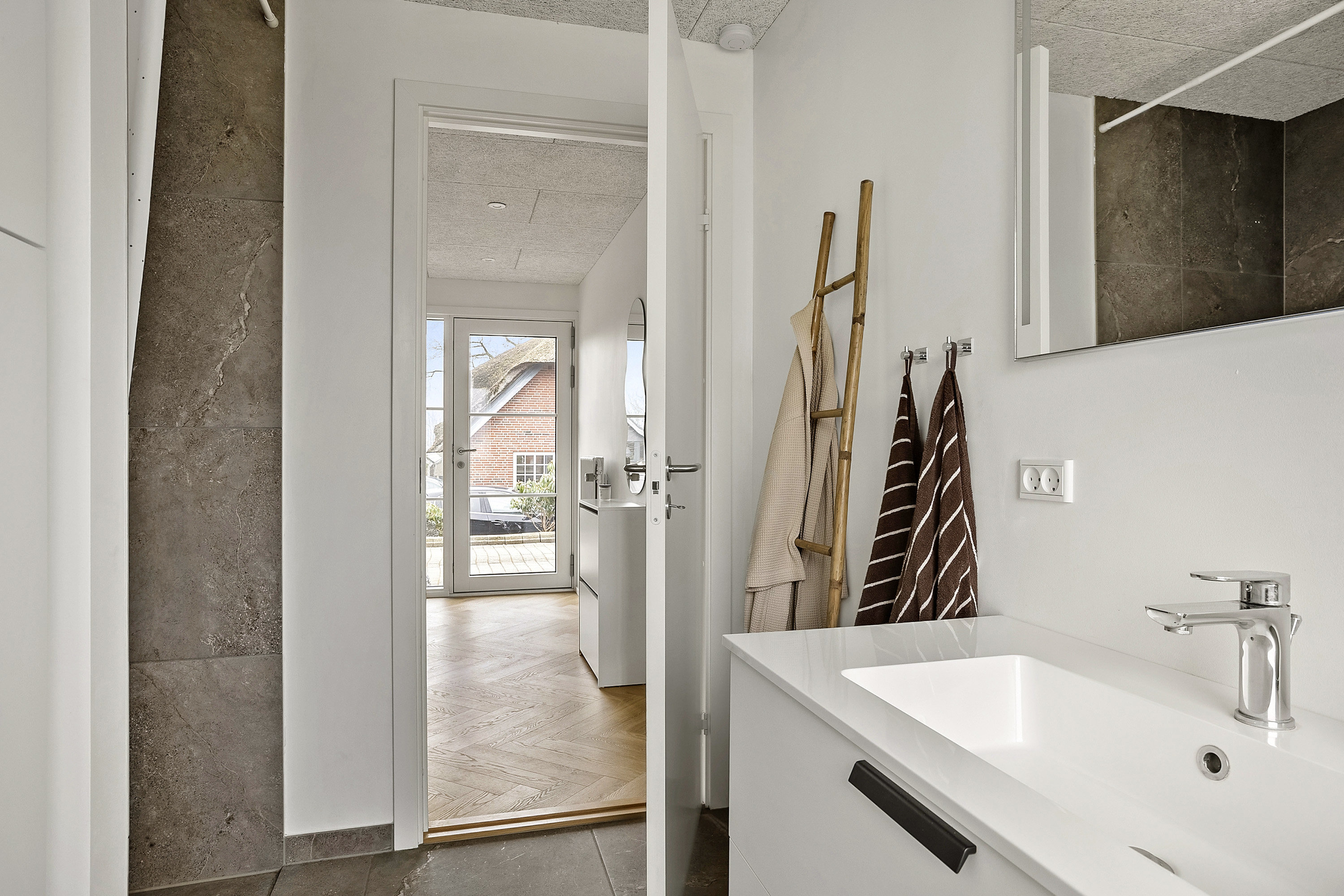 Fremhævet badeværelse billede i fuldskærmstilstand. Billede af Morbærvej 86, 6600 Vejen