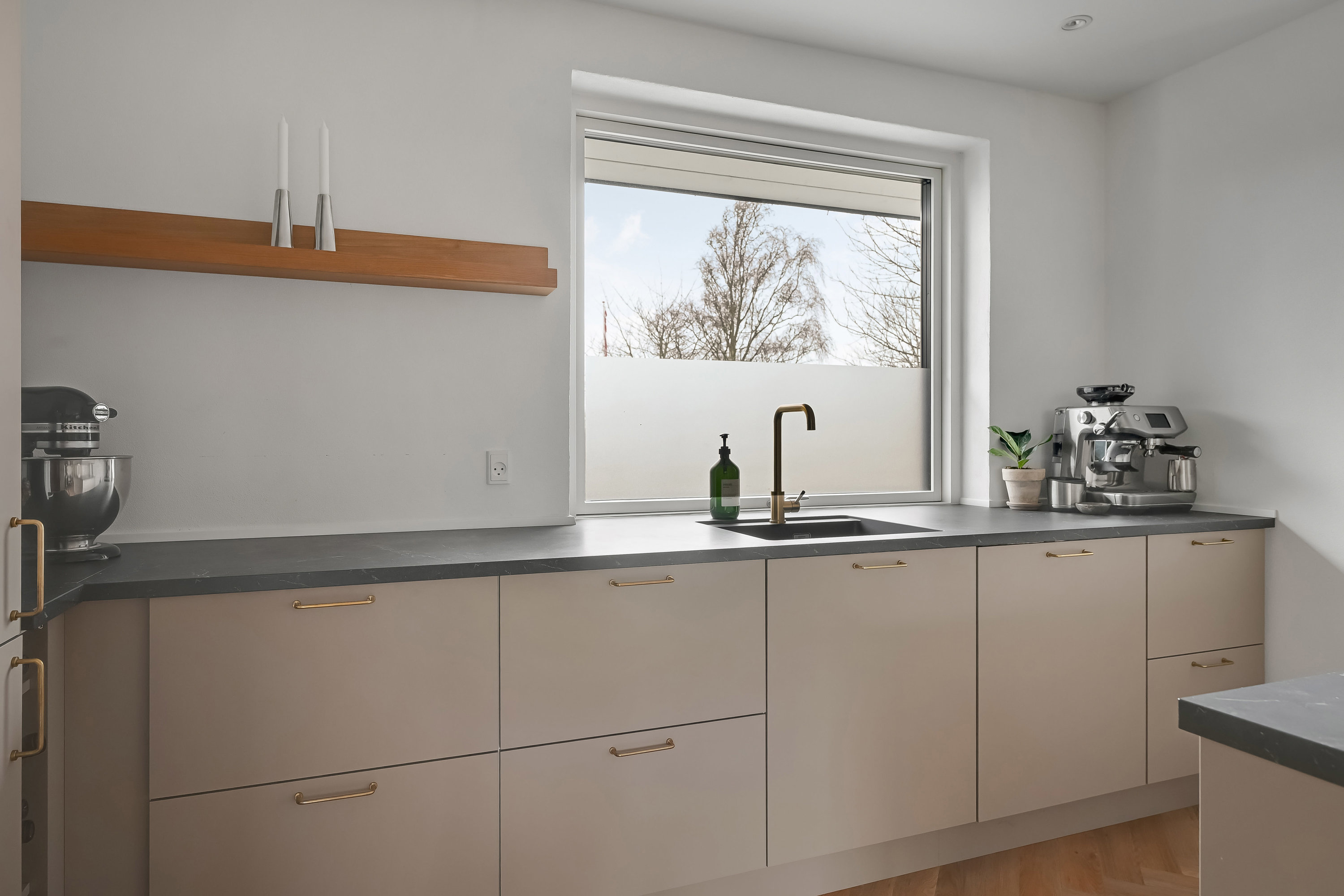 Fremhævet køkken billede i fuldskærmstilstand. Billede af Gl Møllevej 24, 6840 Oksbøl